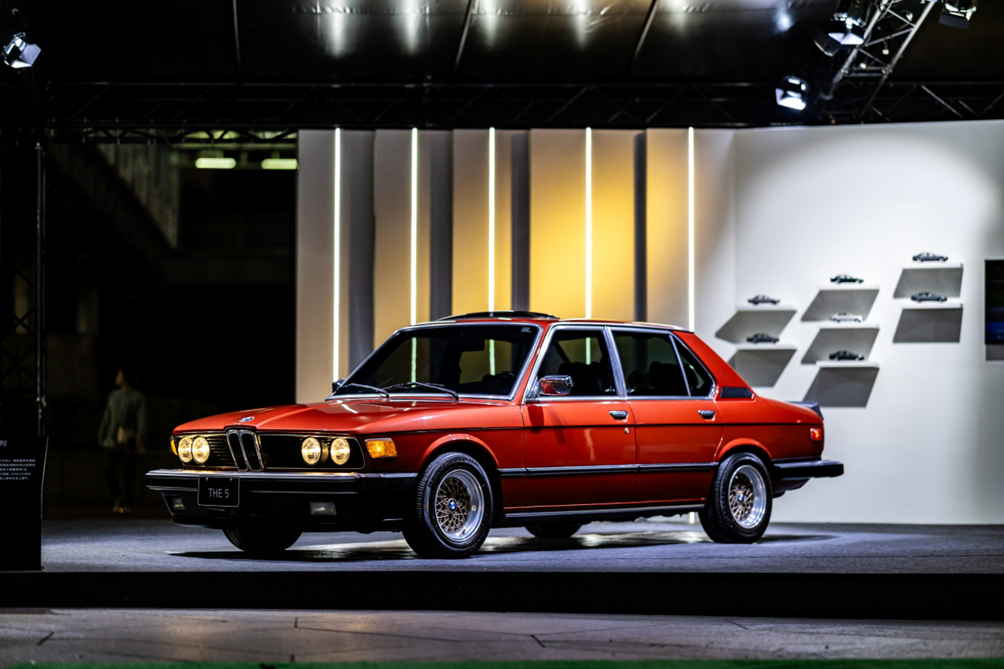 BMW以1972年登場的首款5系列，奠定世上最成功的Business Sedan中大型豪華房車地位，承襲過往歷代5系列的成功經驗，持續創造並挑戰，為全新世代BMW 5系列寫下傲視級距的傳奇篇章。