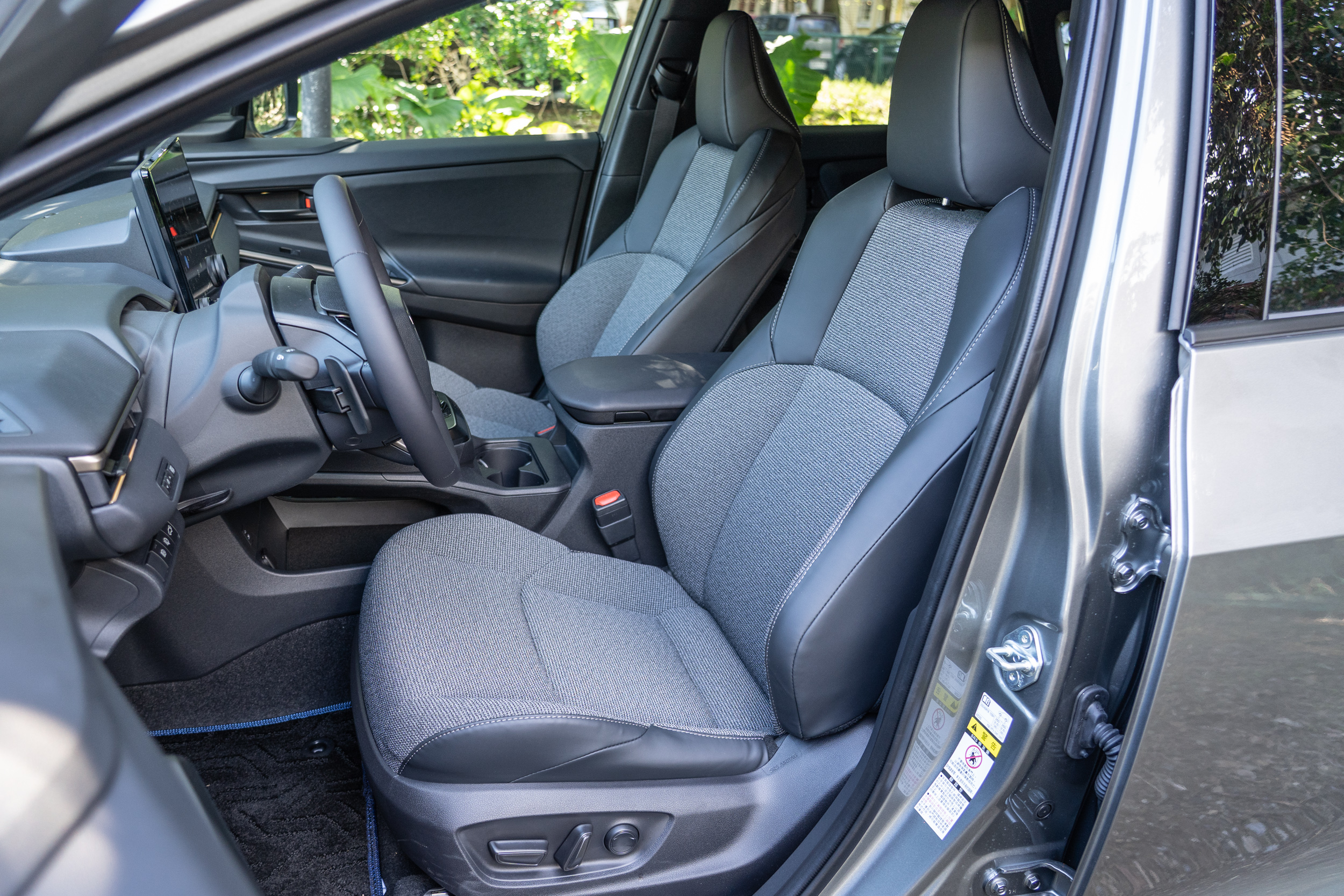 僅駕駛座配備電調功能。