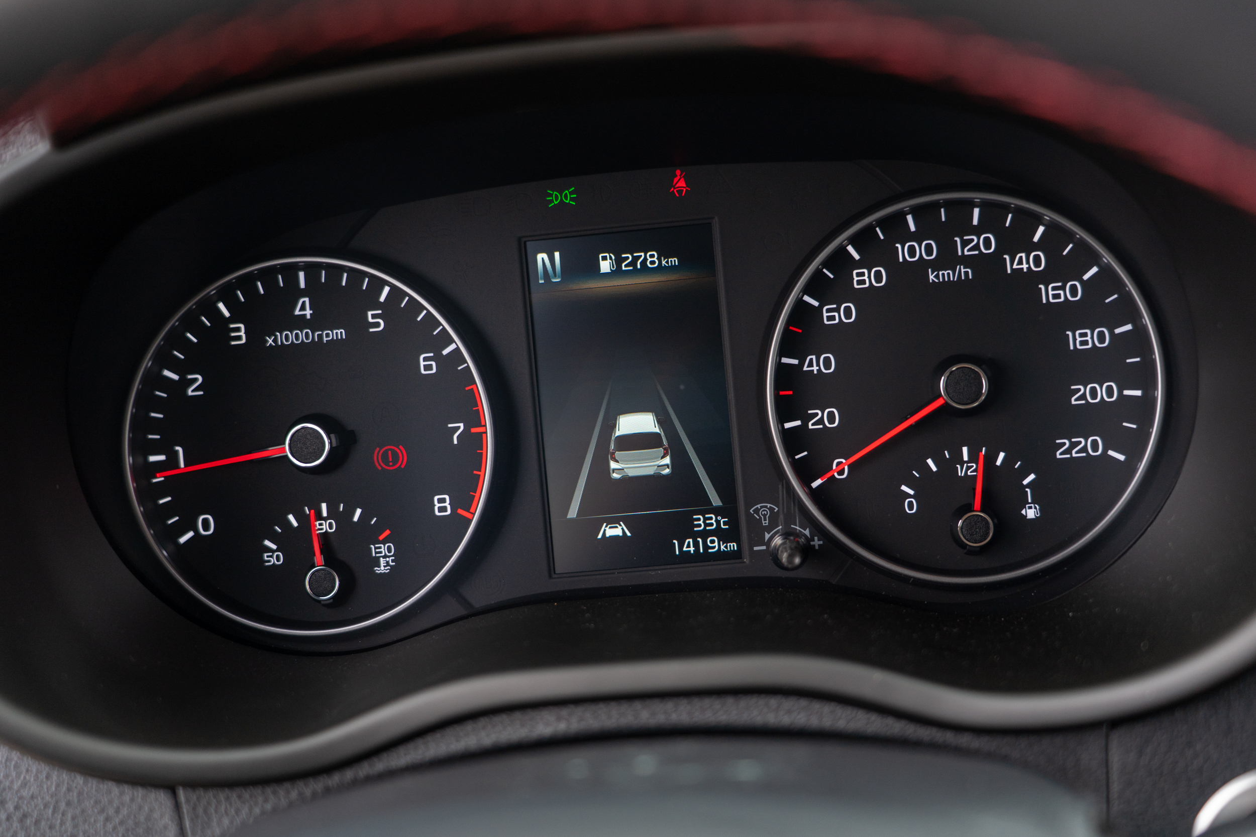 輔助駕駛作動可透過儀錶中央的資訊幕呈現。