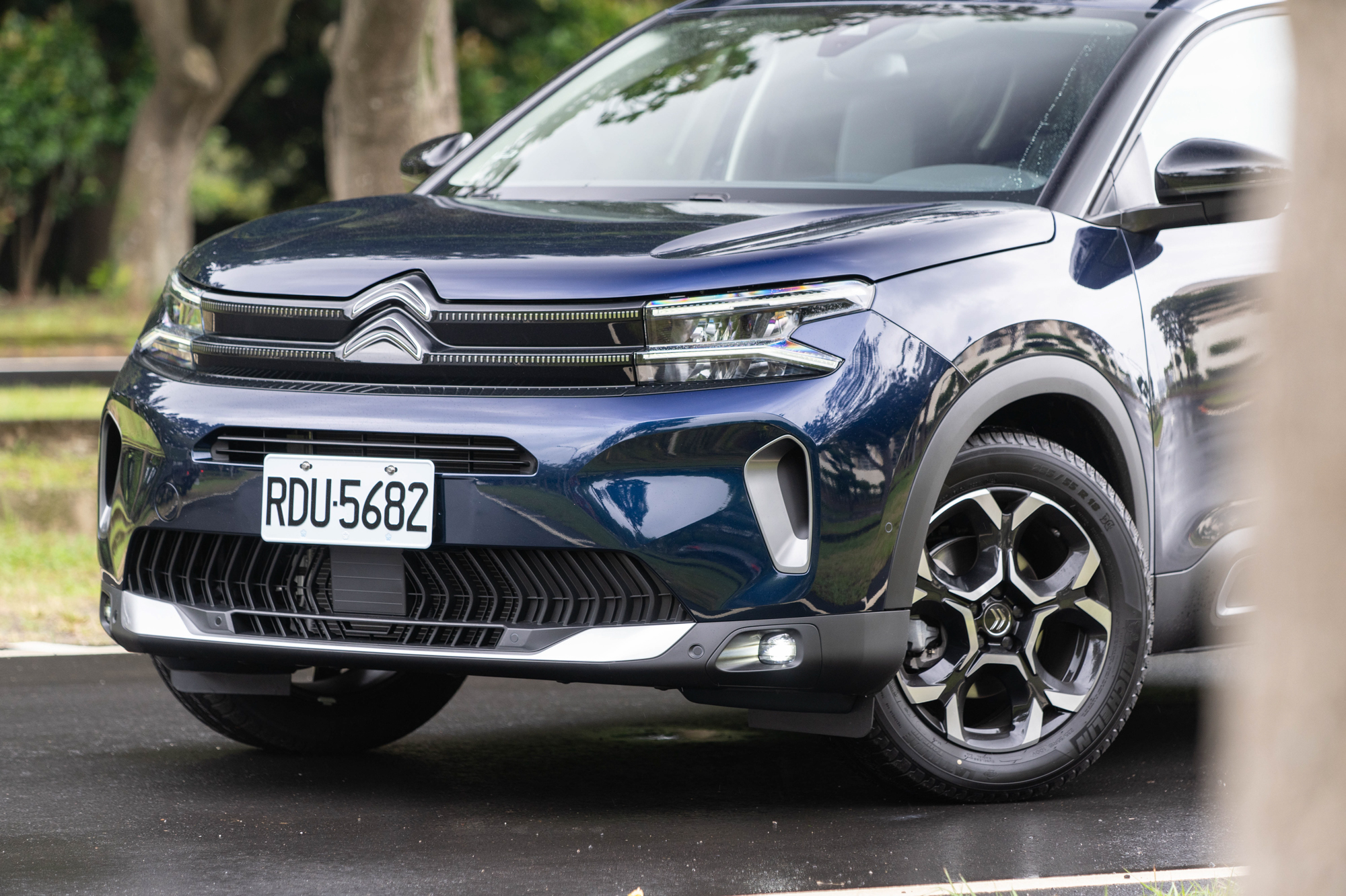 延伸自 Citroën Cexperience 概念車思維,全新設計的雙人字形廠徽成為水箱罩重點,並將人字形特色於兩側頭燈的日行燈型中呼應。