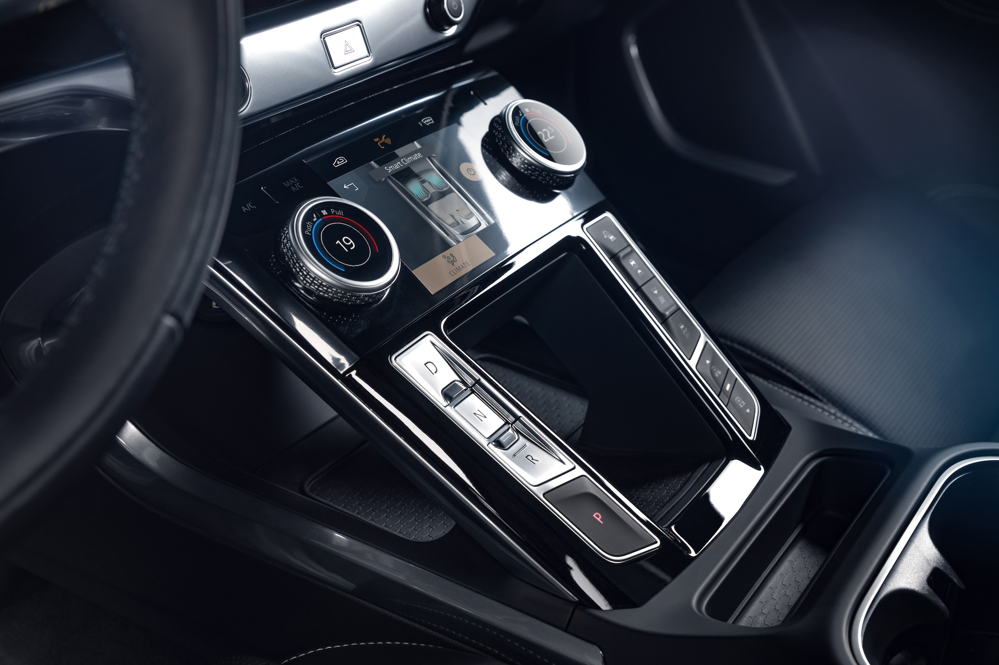 新年式 I-PACE 可選配無線充電板，將安裝於懸浮式中控台下方。此外，「智慧型手機套件」支援 Apple CarPlay 及 Android Auto 系統。