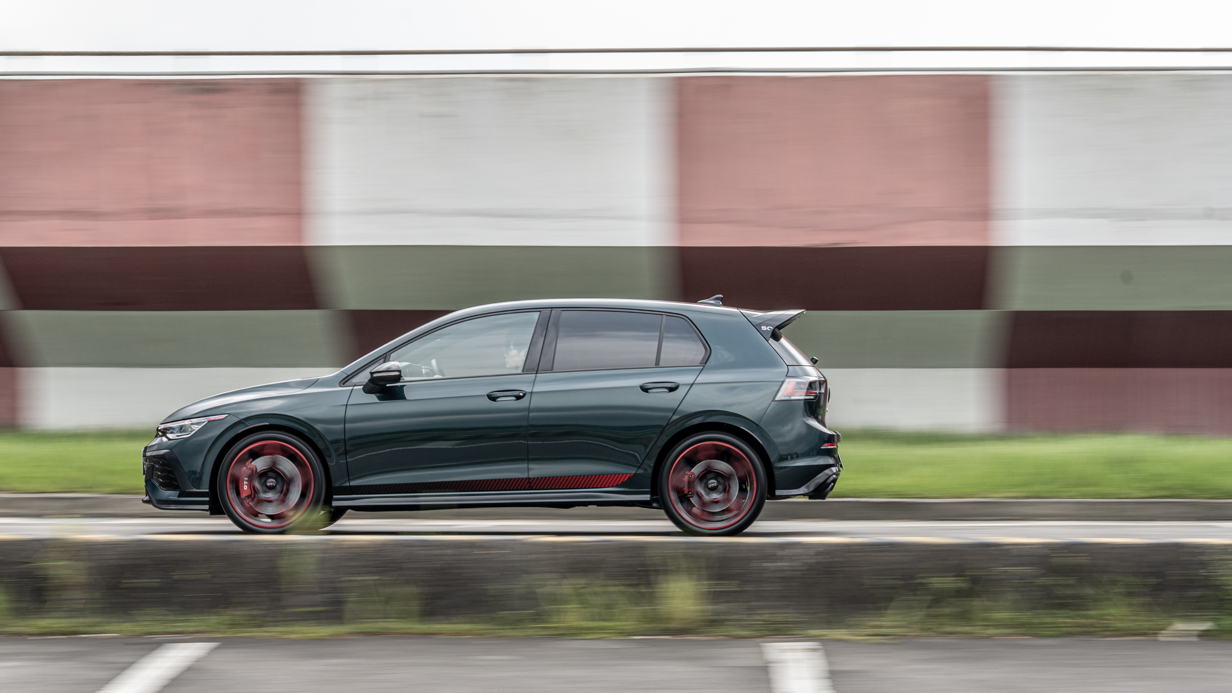 直逼 200 萬的前驅車？VW Golf GTI Edition 50 的出現到底是「致敬」還是「推翻信仰」？