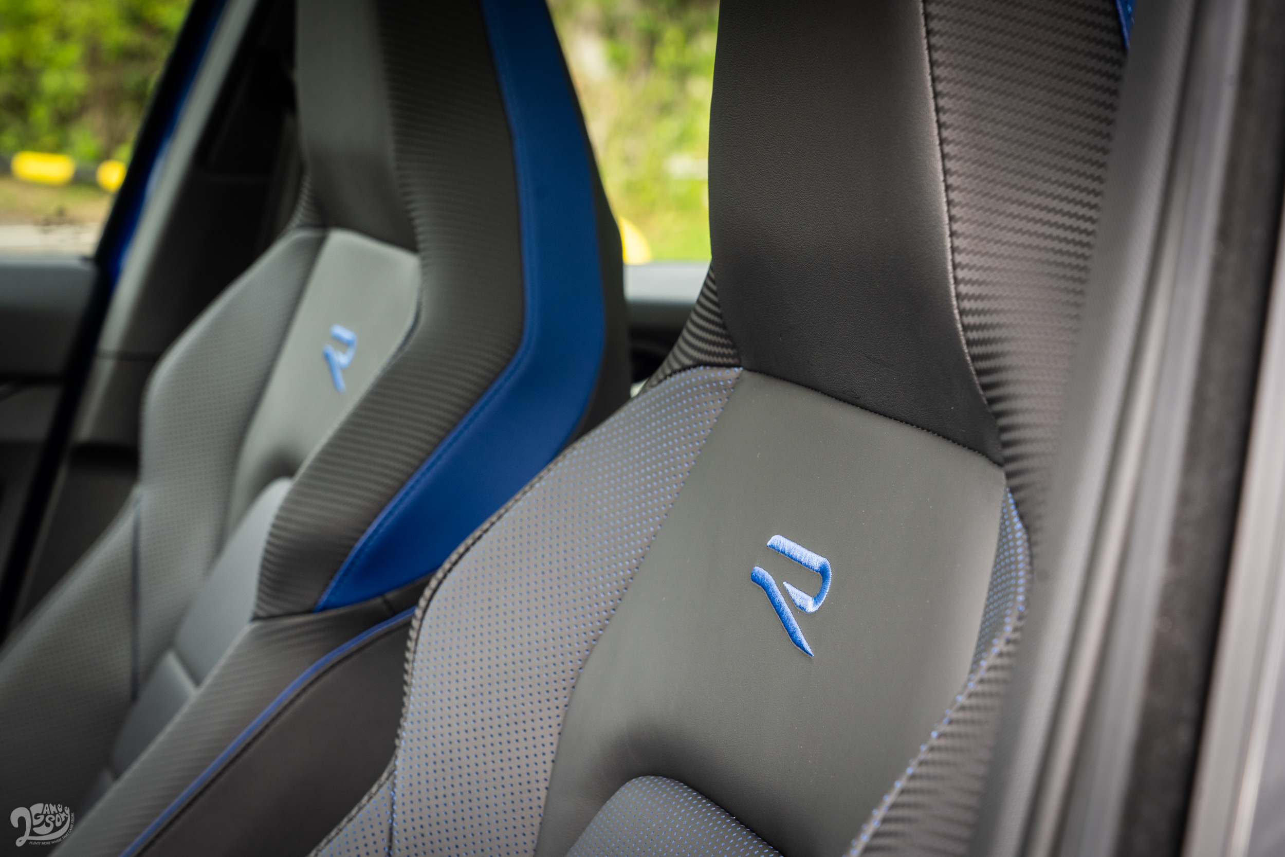 Nappa Carbon 碳纖維真皮跑車型座椅，駕駛座可多向電動調整與附記憶功能，且雙前座椅都有通風加熱功能。