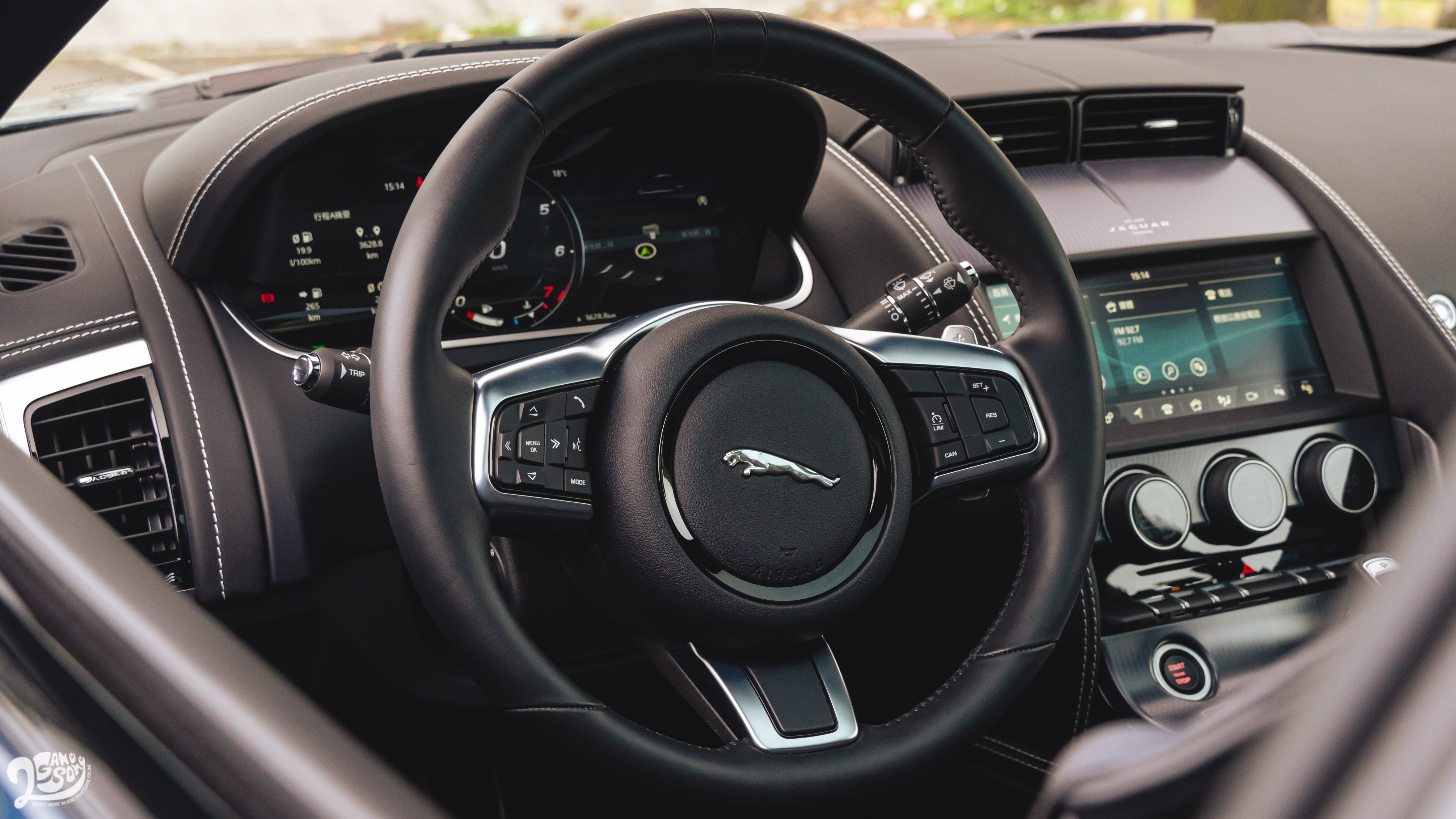 標配皮革包覆跑車方向盤。