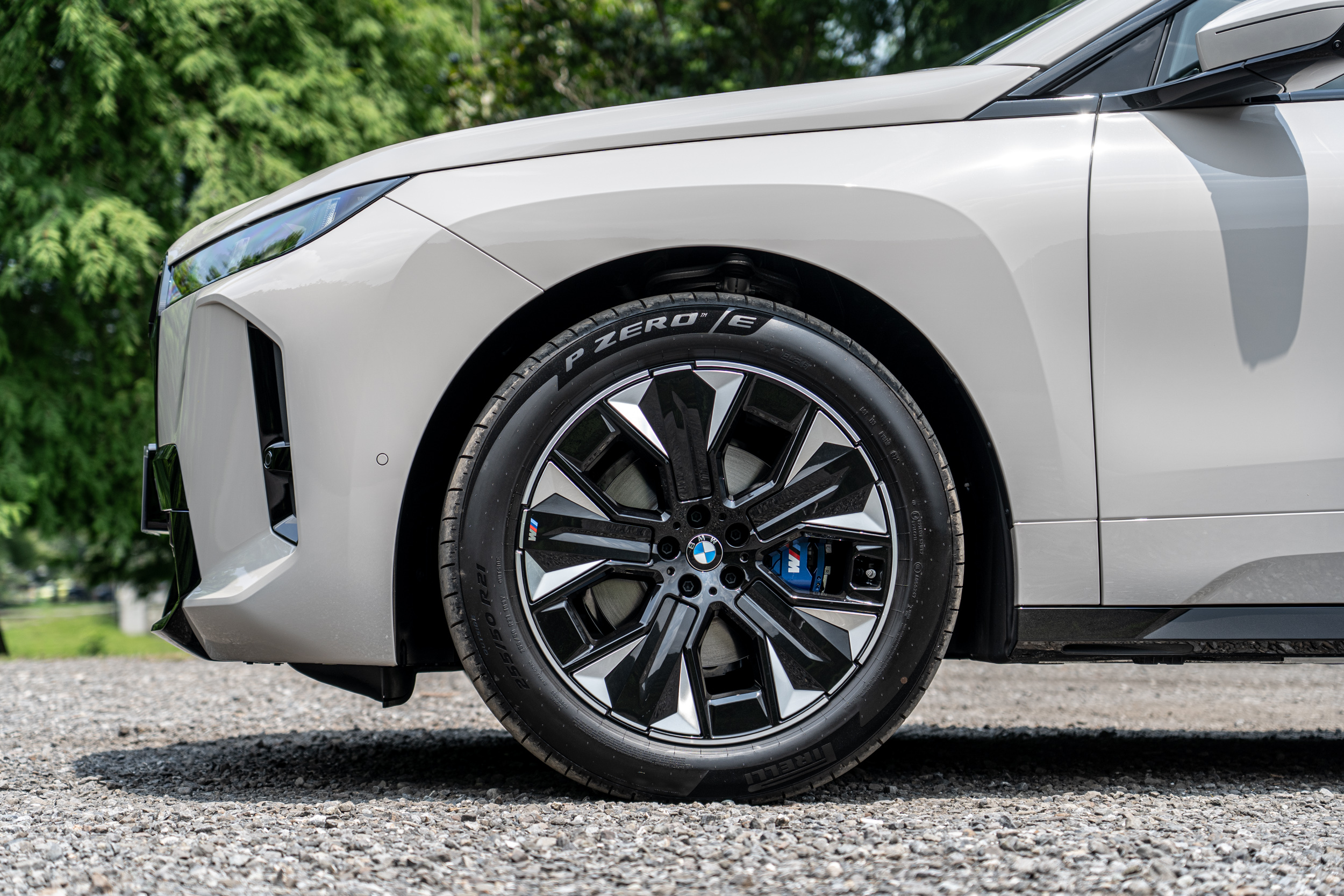 xDrive45 M Sport 標配 21 吋圈胎組。