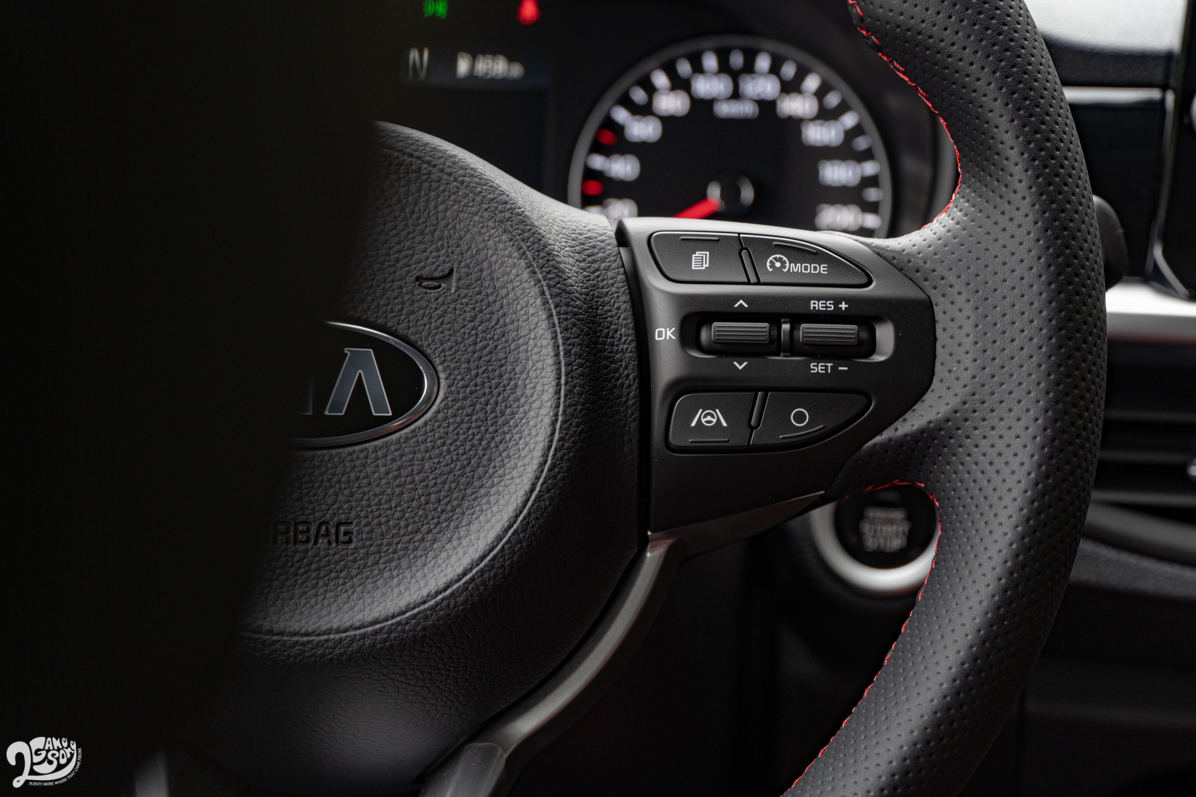 小改款 Picanto GT-Line 方向盤上多了搭配車道維持功能的智慧駕駛按鍵。