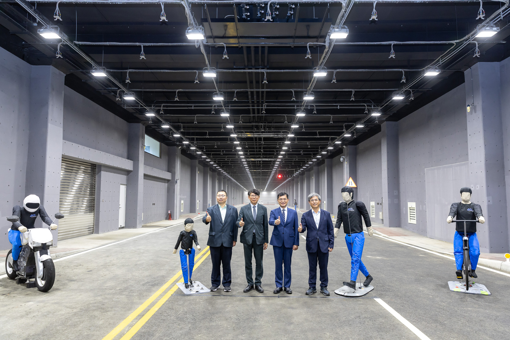 「智慧車電自駕車場域」的啟用,輔以車輛中心既有的國際級研測能量,為國內廠商提供接軌國際的測試平台,協助零組件與智慧駕駛系統在封閉且可控的環境中完成驗證。