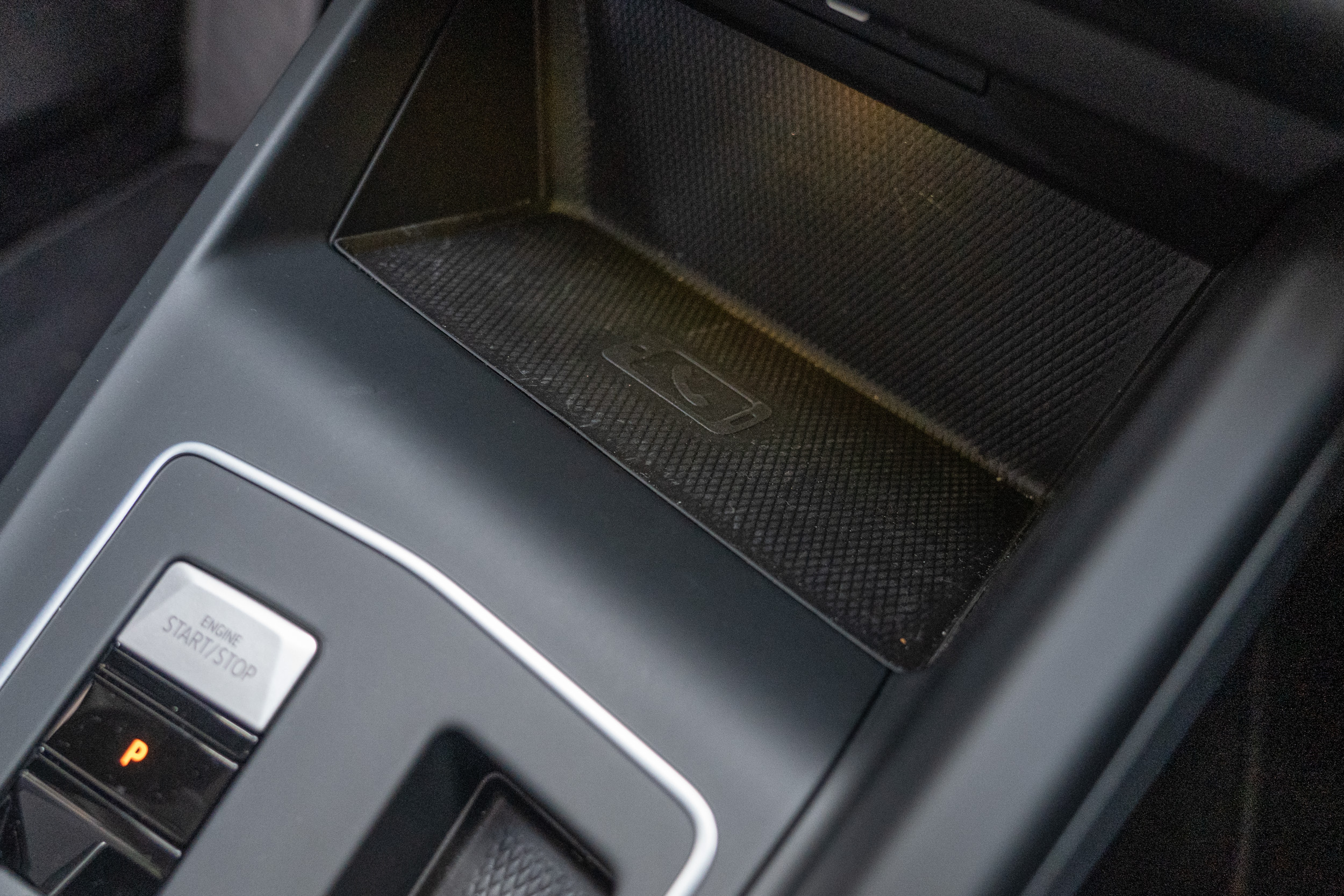 手機無線充電板為標準配備。