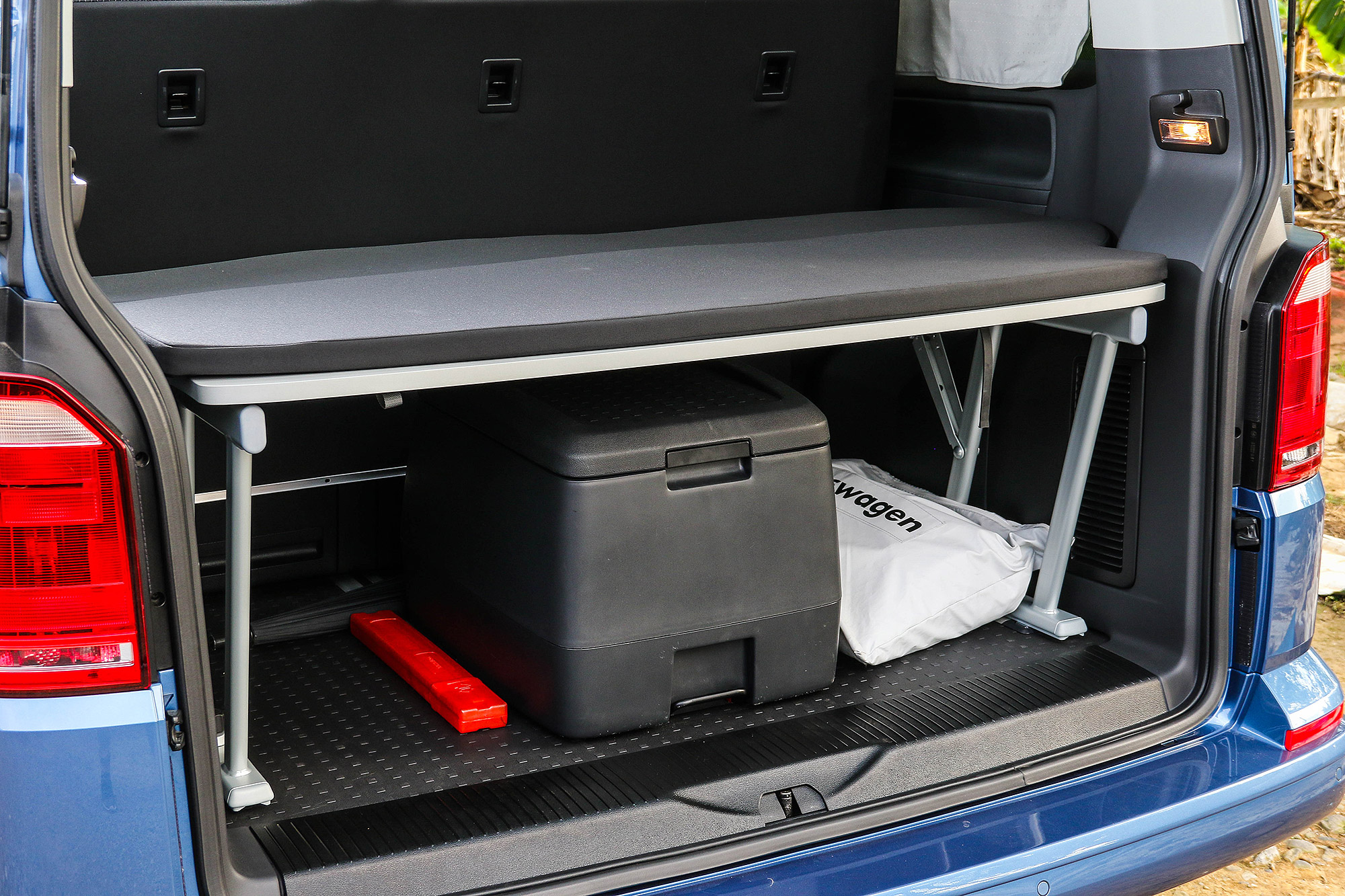 車尾的床架也可作為行李廂隔板使用。