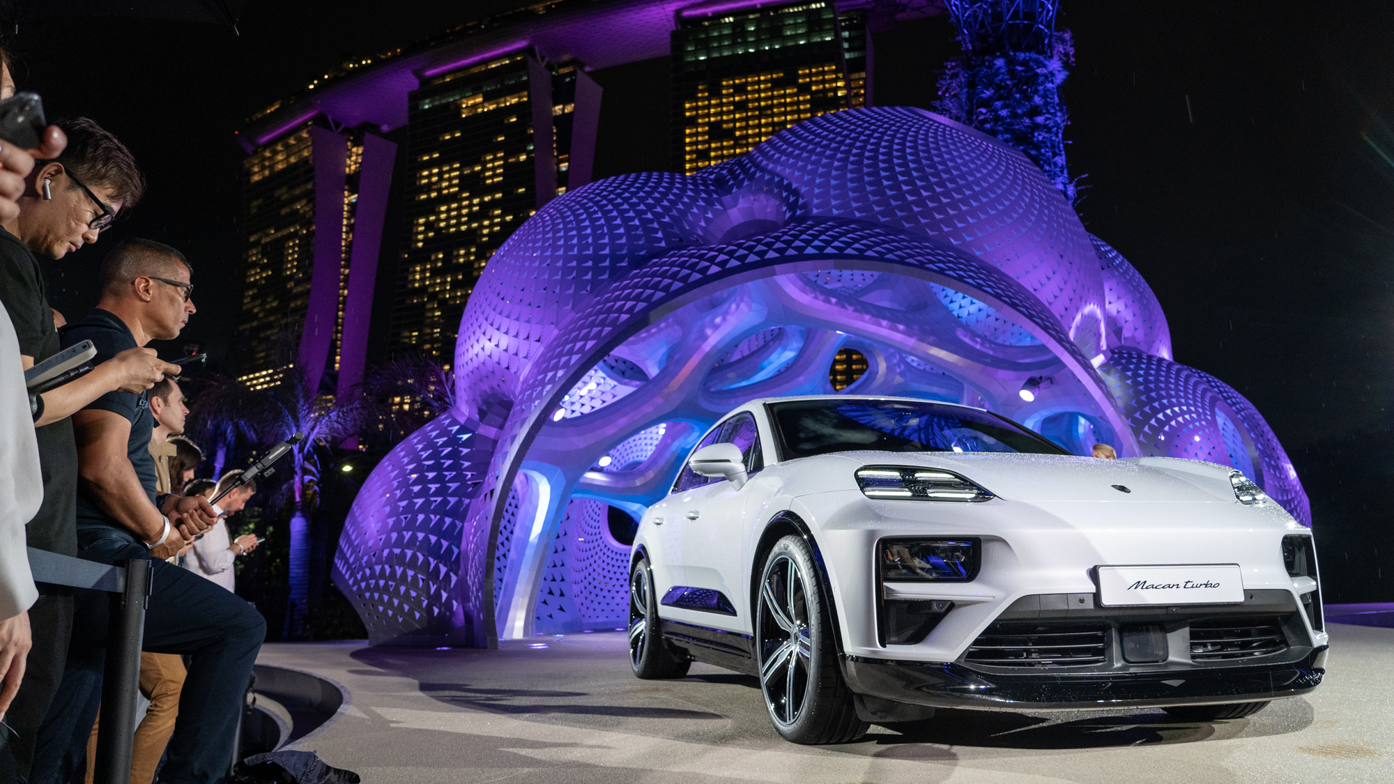 見證 Porsche 全新世代純電 Macan 新加坡首演！新台幣 373 萬起 2024 年下半年登台