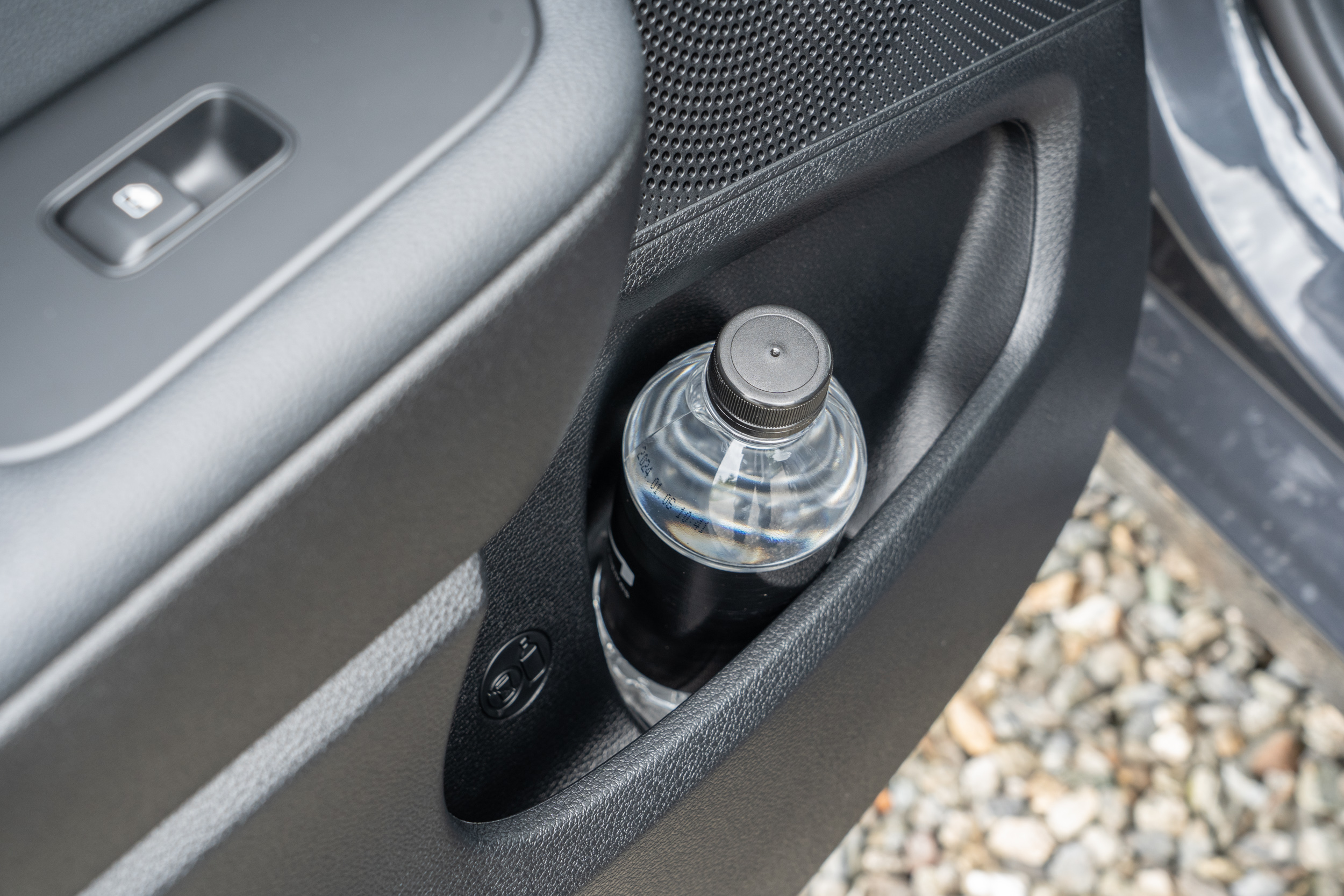 後座門板置物空間。