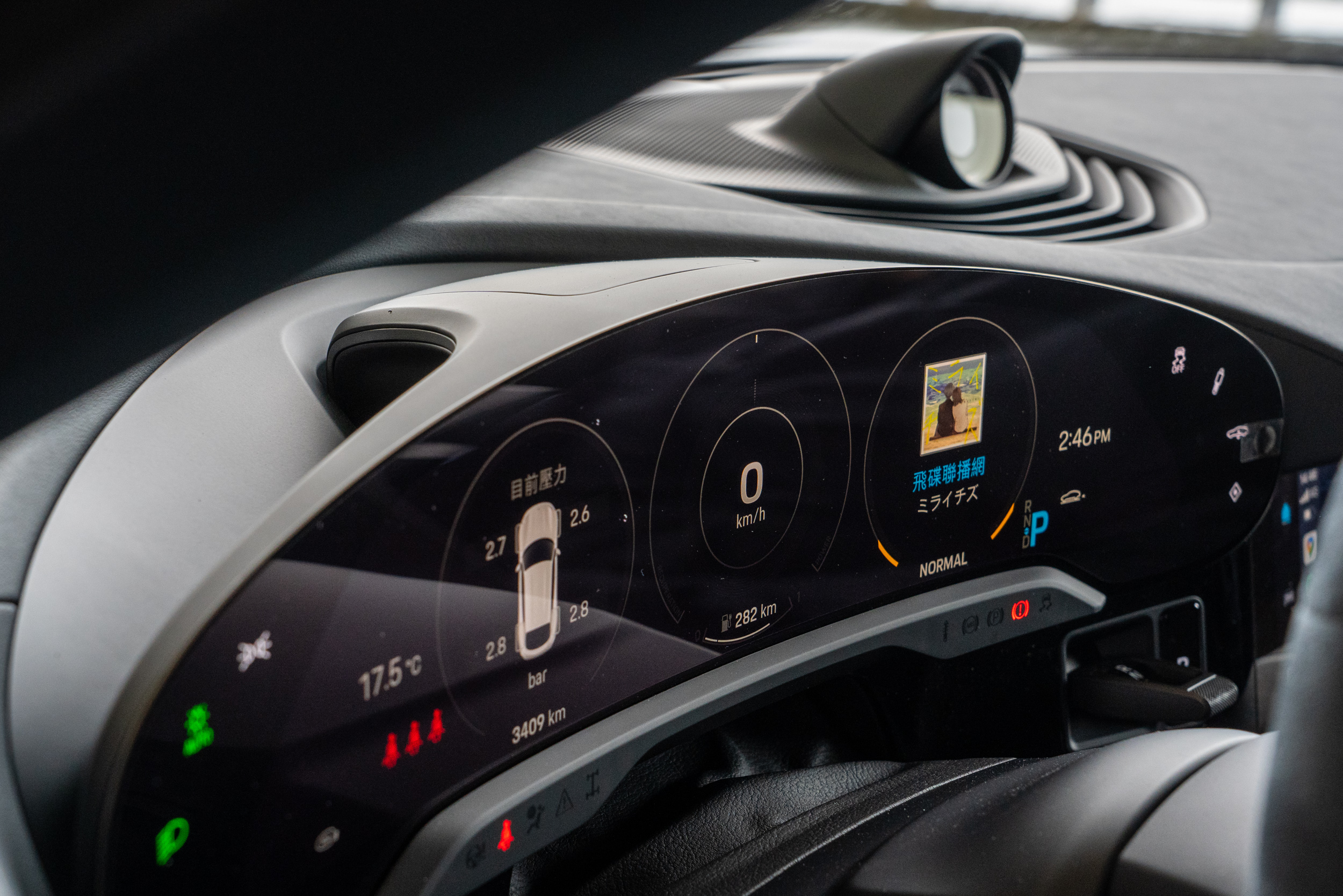 16.8 吋曲面數位儀錶板仍保有經典的多環設計,只是從傳統指針改為螢幕顯示。