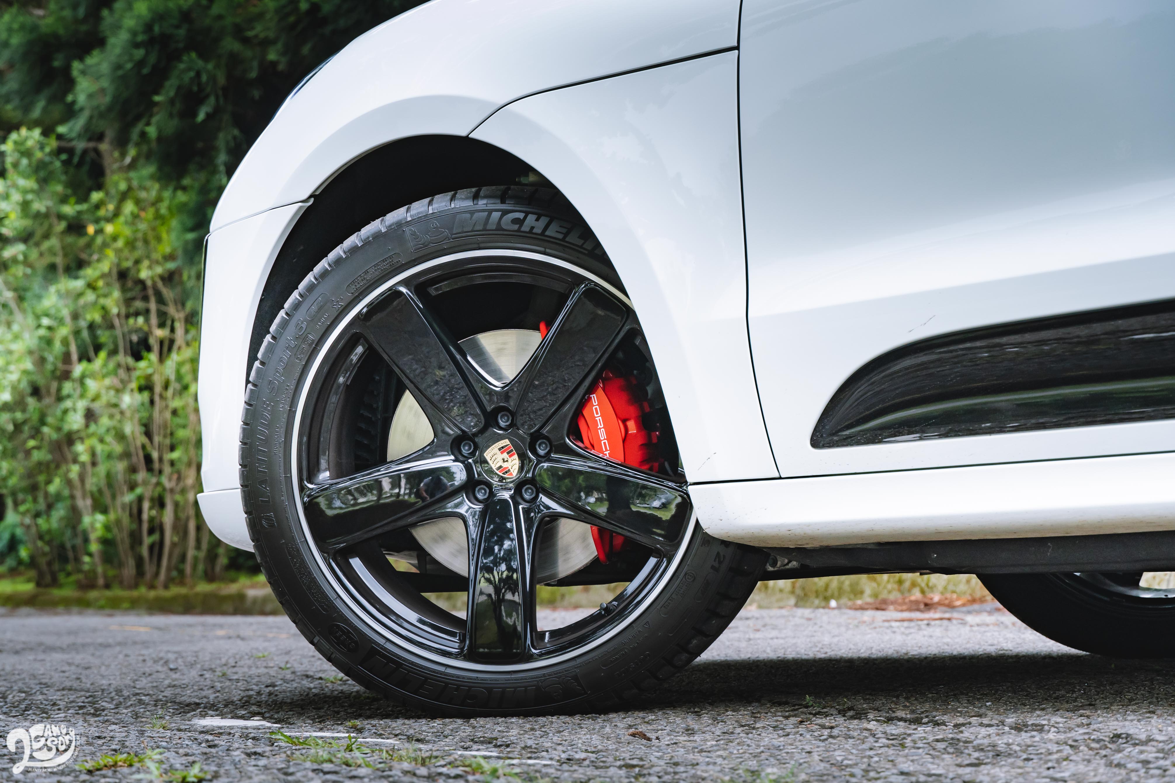 試駕車選配 21 吋 Sport Classic 輪圈。