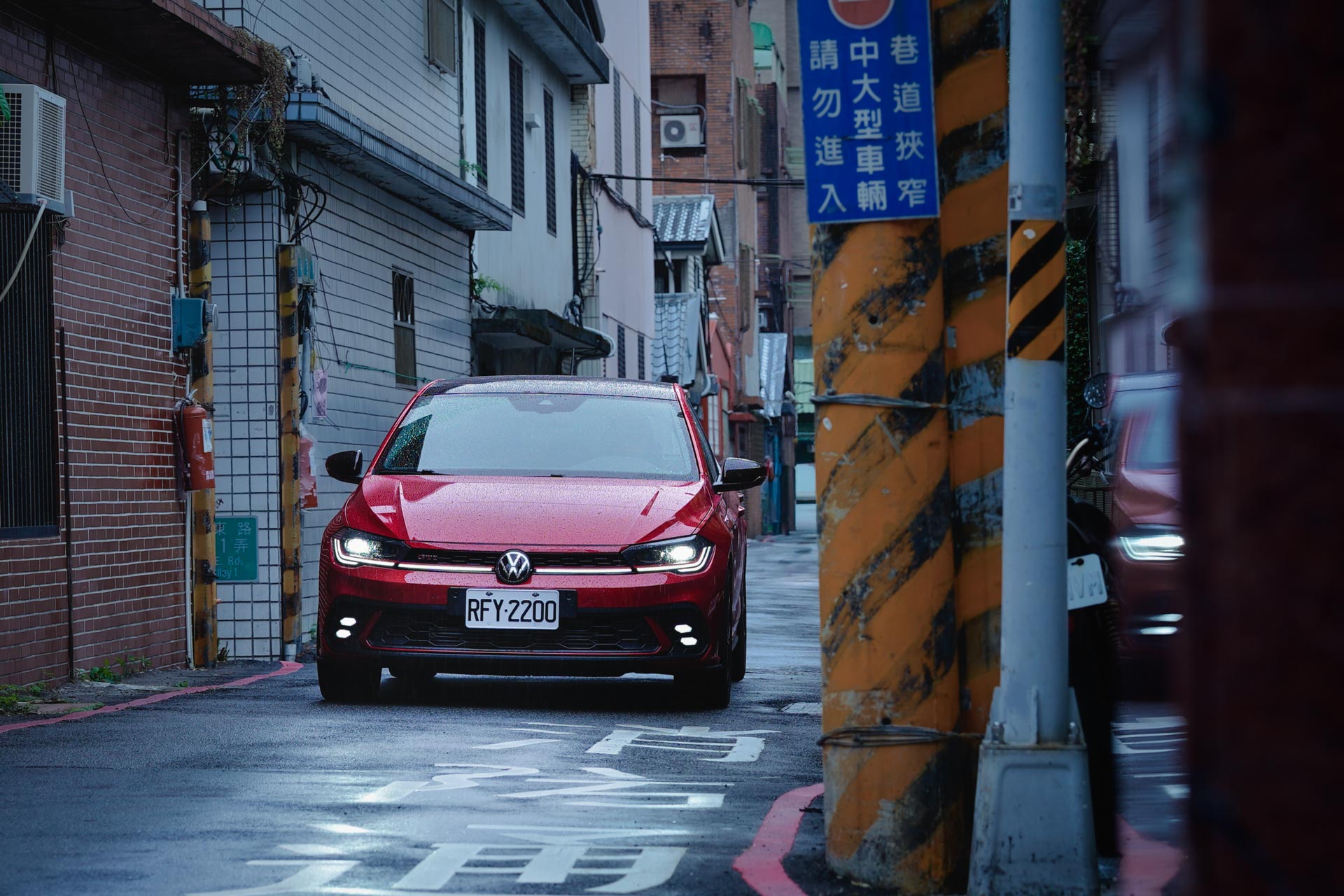 近年討論度也相當高的Toyota GR YARIS雖然尺碼與本文主角Polo GTI相近，但GR YARIS為四輪驅動，且售價差了75萬，等於價差再多加一點預算還能多買一台Polo 230 TSI Life，因此拉力血統的GR YARIS也是自成一格戰場。那麼你問MINI Cooper S? 即便帳面數據能平起平坐，售價也差了60餘萬呢。