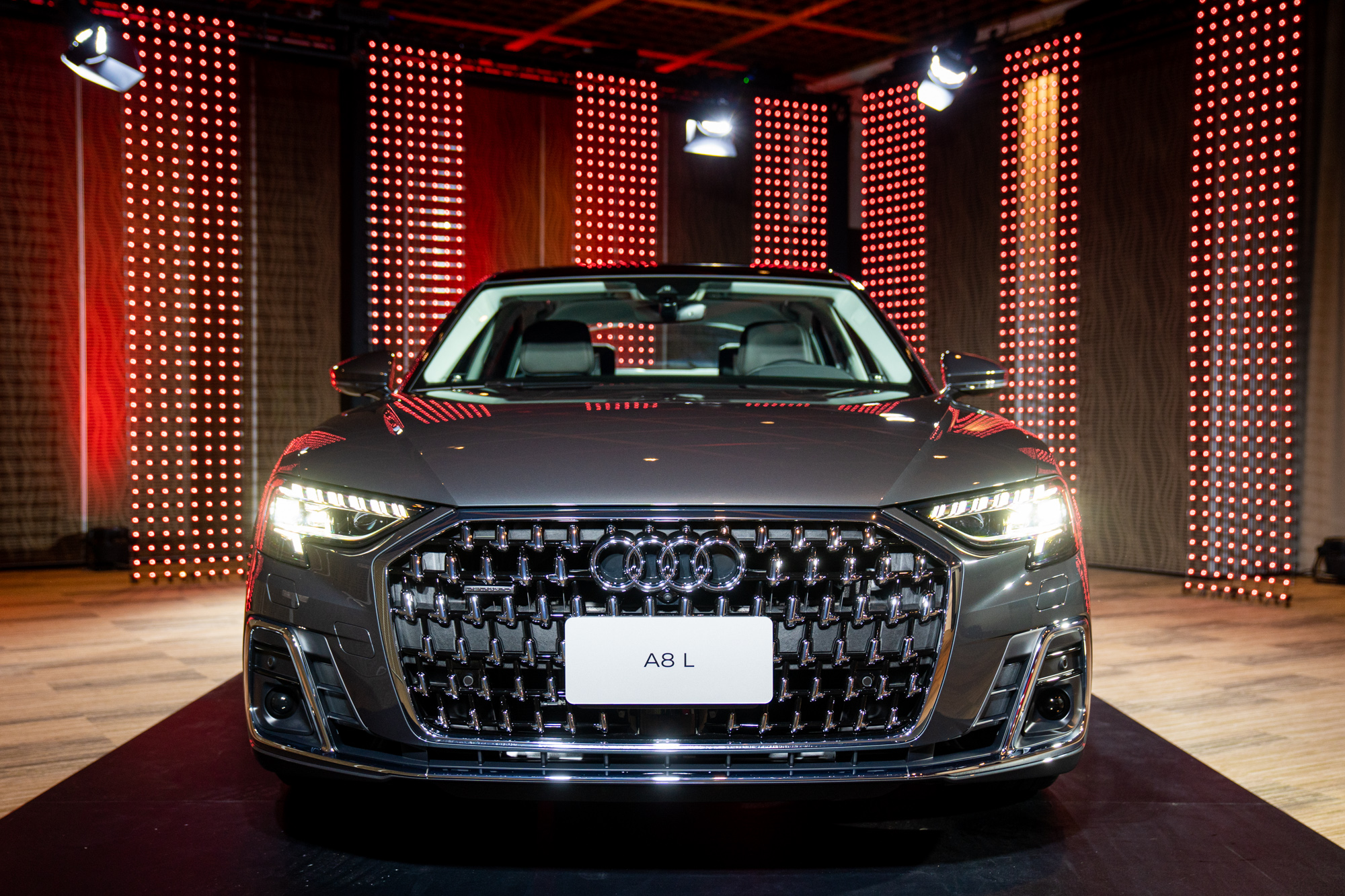 新款Audi A8外觀設計採用新鍍鉻翼端帆水箱護罩設計。