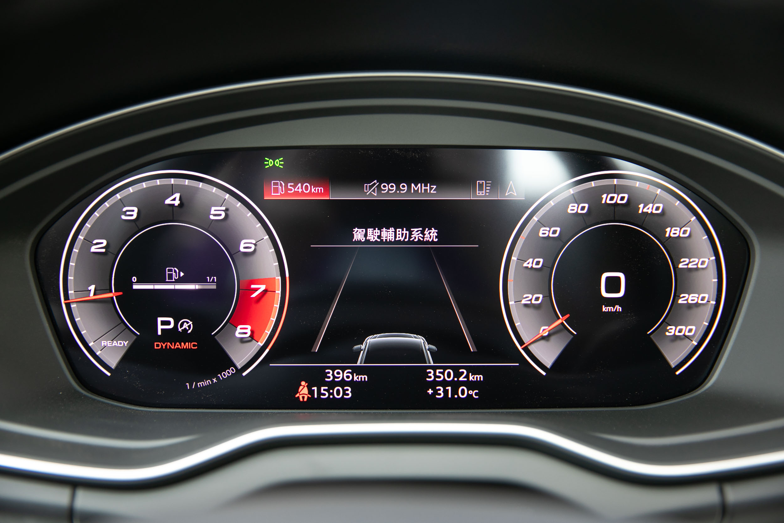 全數位虛擬座艙配備 12.3 吋數位儀表板。