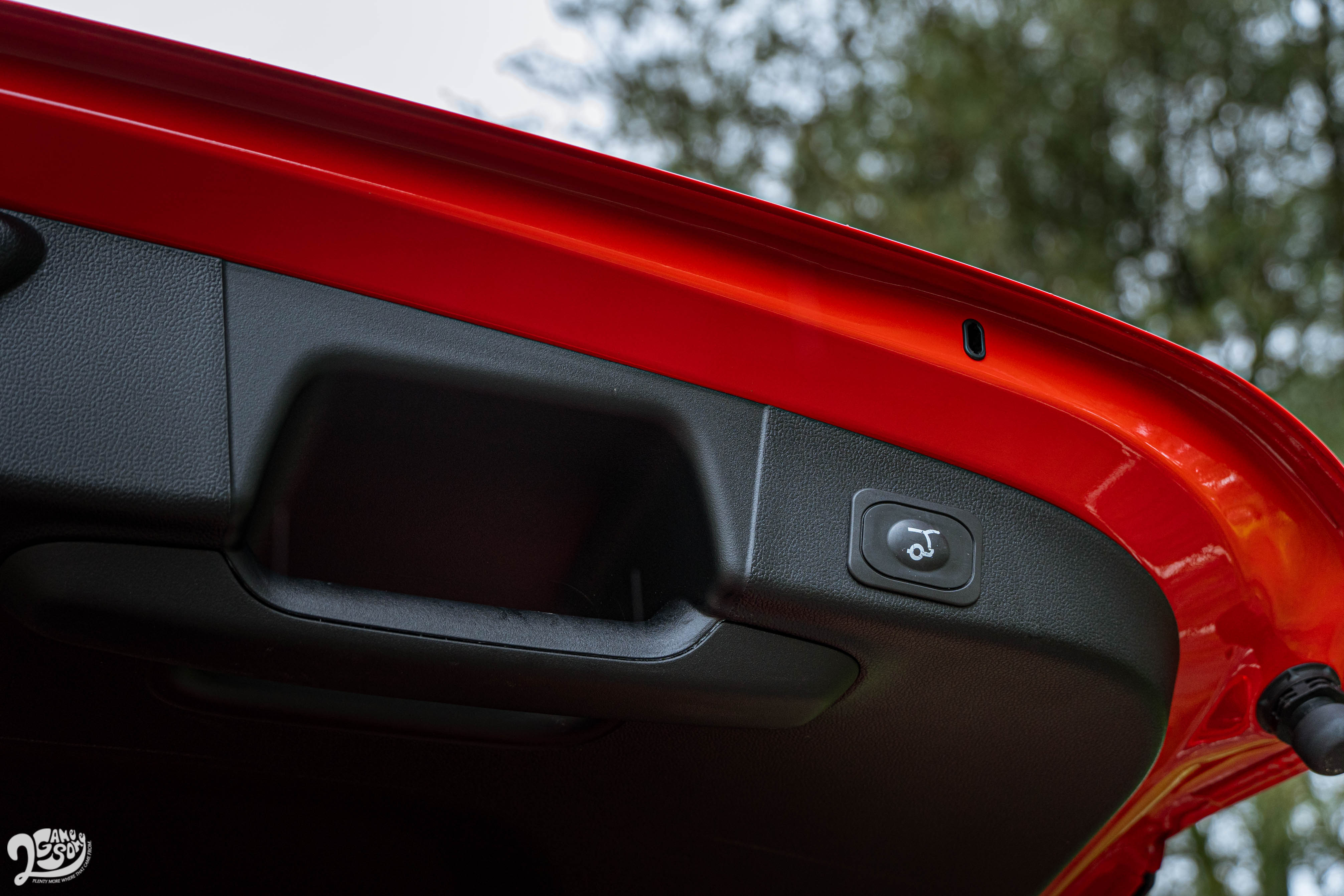 ST Wagon 標配附腳踢感應的電動尾門。