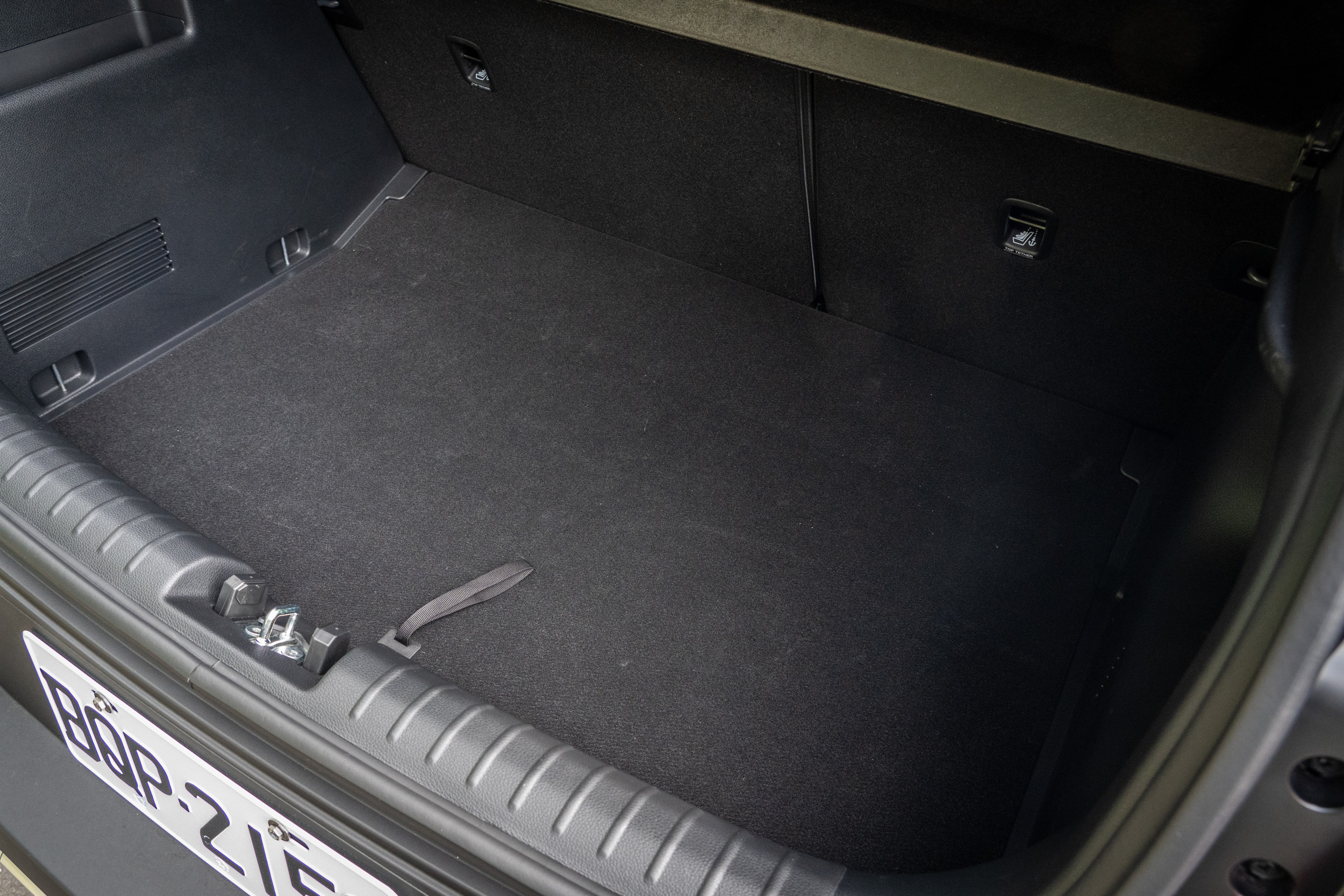 標準乘坐狀態下後廂容積為 352 公升,後座椅背傾倒後可擴充至 1155 公升。