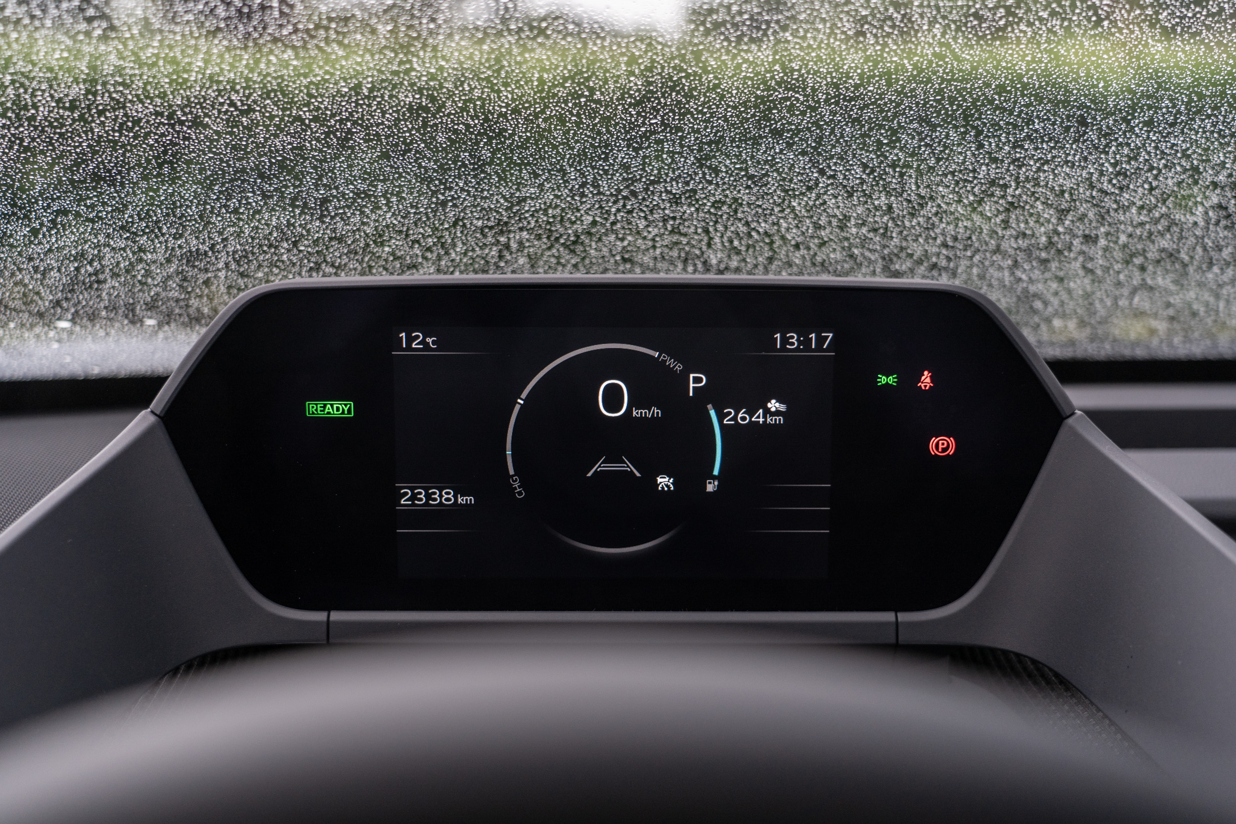 數位儀錶可顯示最基本的行車資訊、包括剩餘行駛里程預測、踏板煞車力道等。
