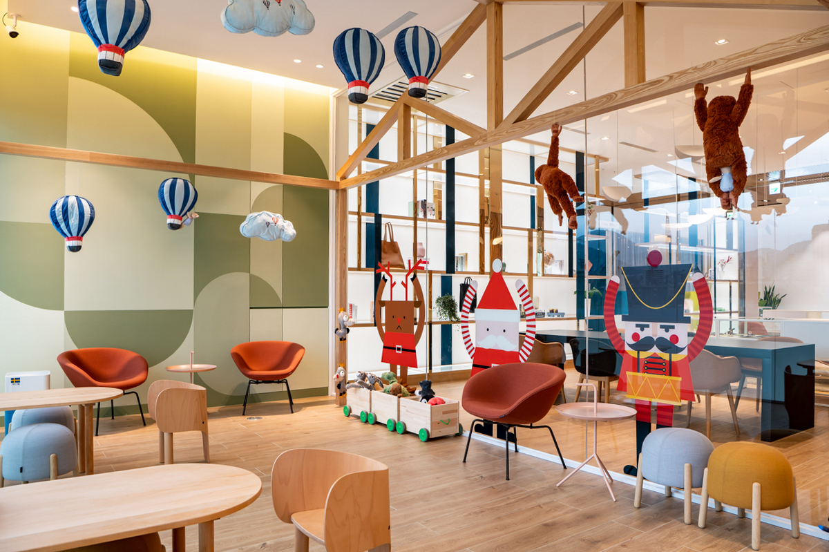 兒童遊憩區則是展廳採光最好的童趣角落,以玻璃盒中的小木屋為概念,引進瑞典經典童書「長襪皮皮」和其作者阿思緹‧林格倫 (Astrid Lindgren)的繪本,讓孩子們盡情探索瑞典文化。