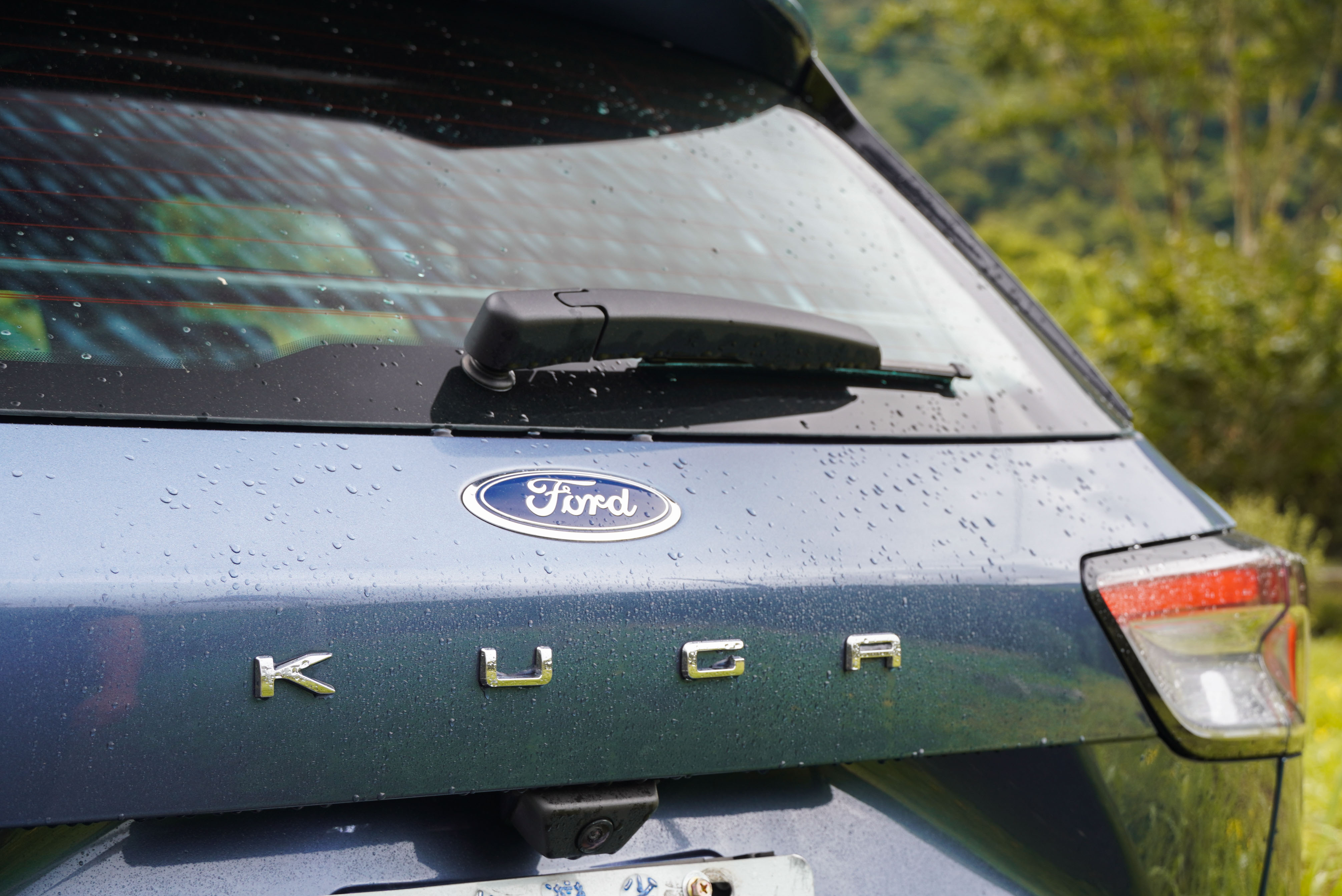 「KUGA」車名位位於廠徽正下方。