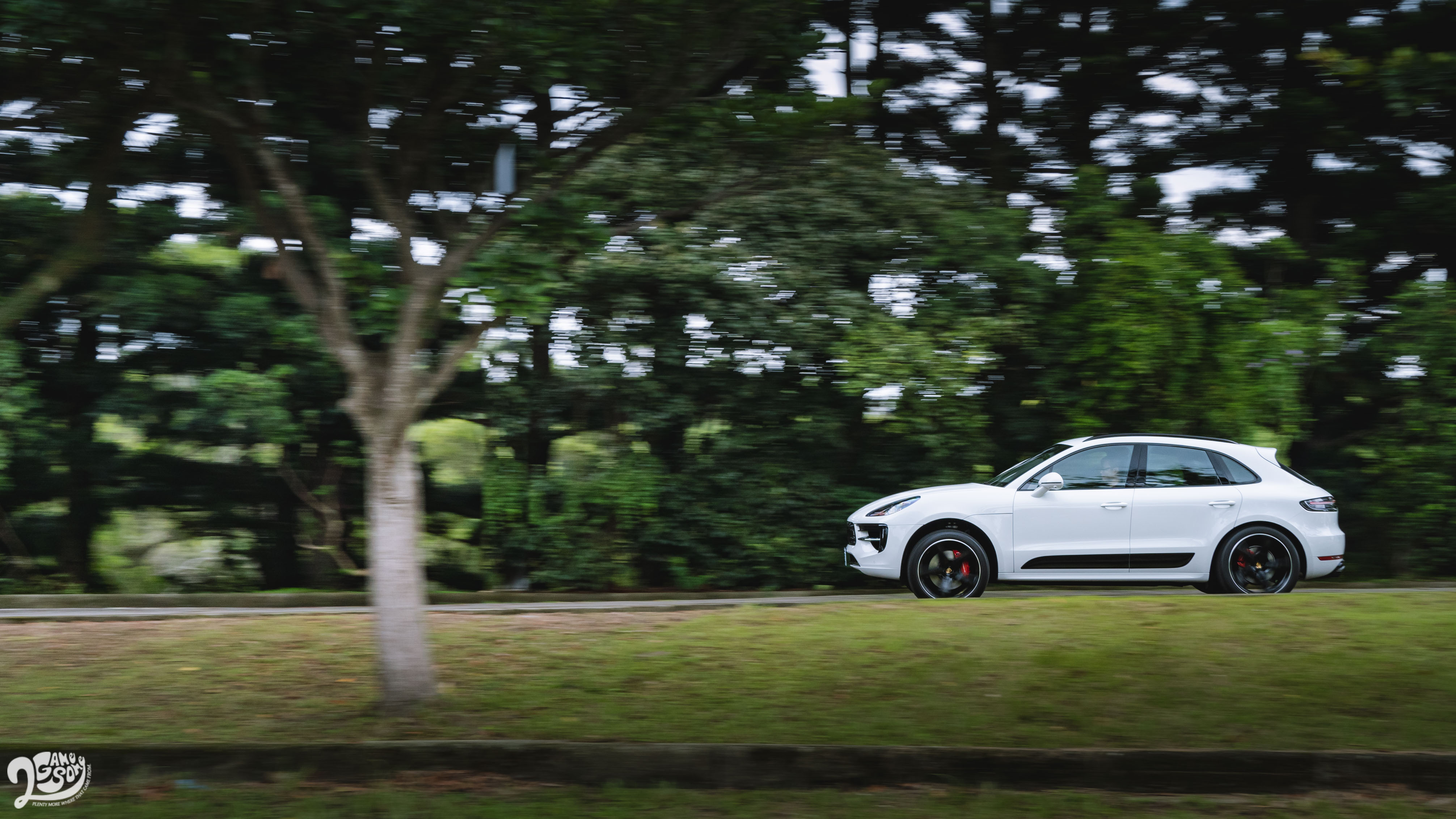 彈射起步瞬間,震撼度不輸大哥 Macan Turbo。