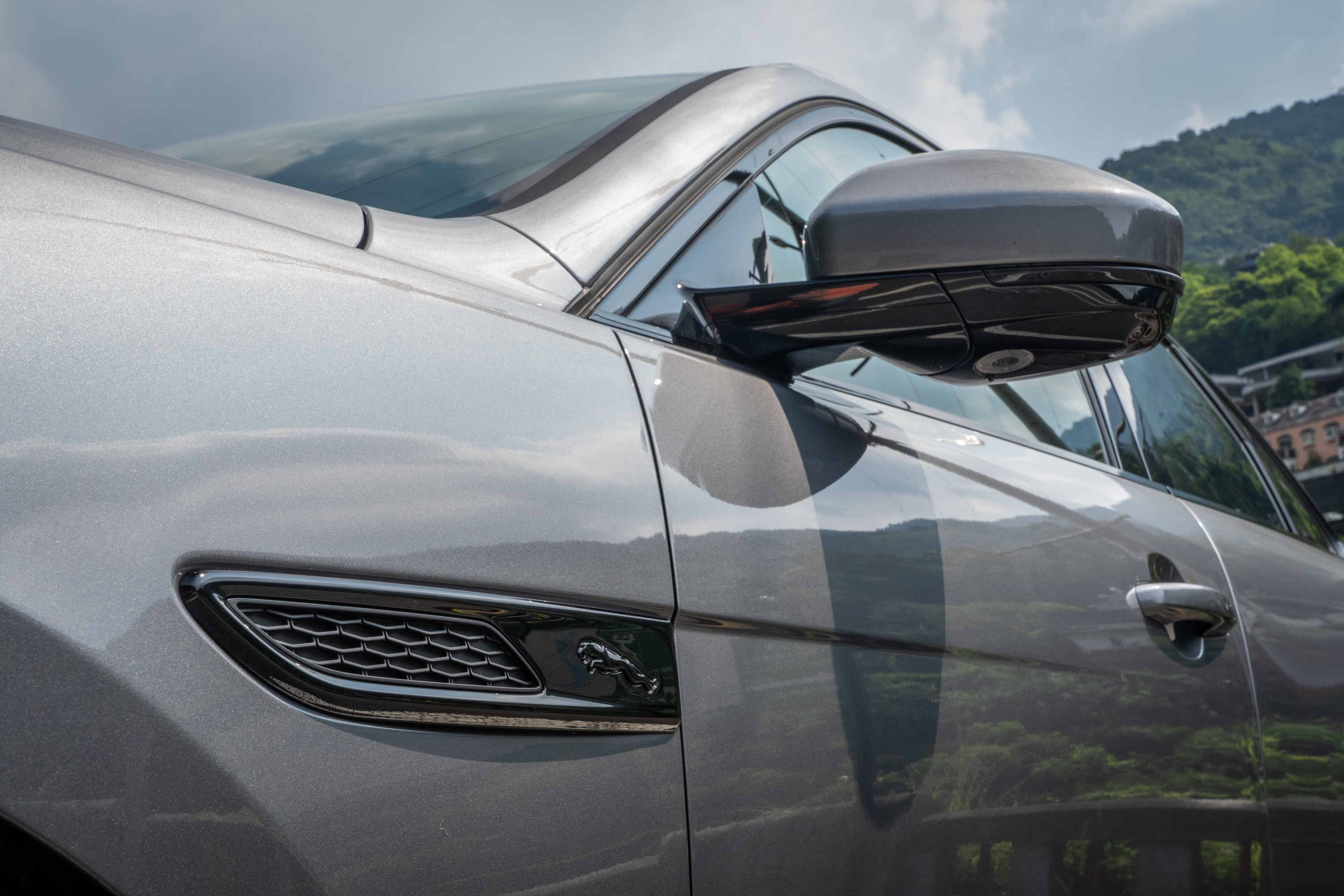 R-Dynamic 專屬點綴,展現更具神秘個性的氛圍。