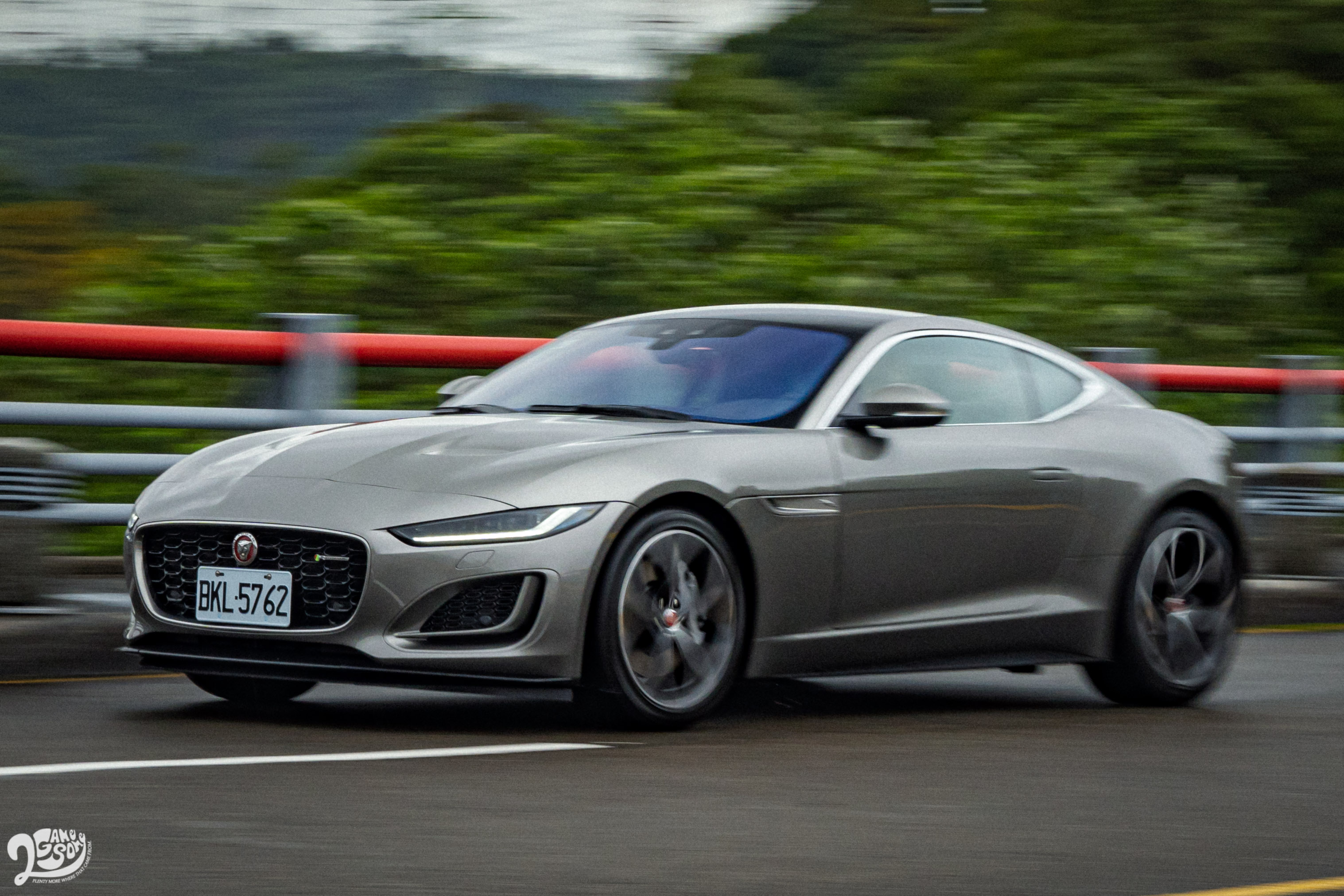 極快的轉向反應與車身動態,反映出下盤結構的特色;優異的懸吊調校,則稱職的演繹 GT 跑車身份。