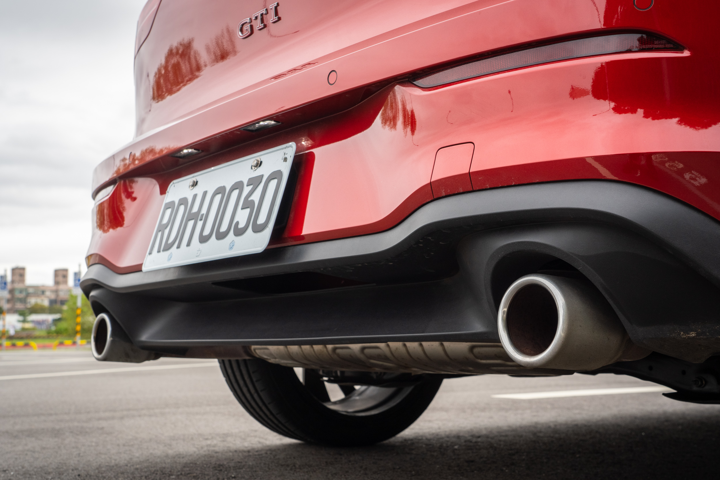 左右雙出排氣尾管也是辨識性能身份的特點。