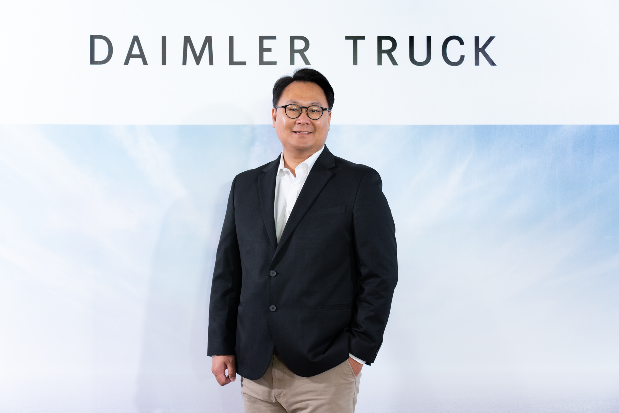 台灣戴姆勒亞洲商車執行長朴正祐公布6月6日將導入全新純電輕型貨卡FUSO eCanter登台。
