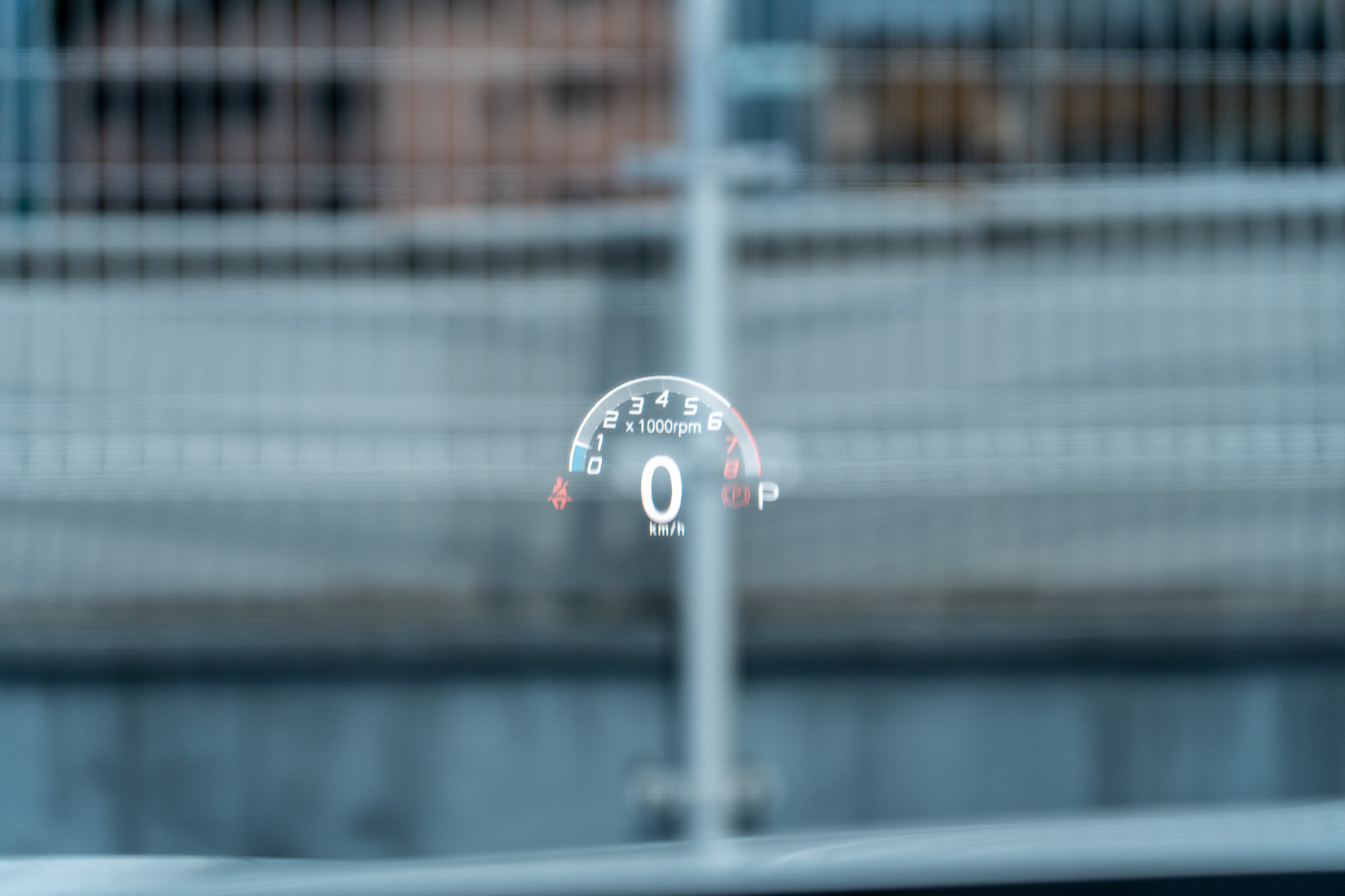 傳統儀錶在 URX 上已不復見,並且以抬頭顯示器取而代之。