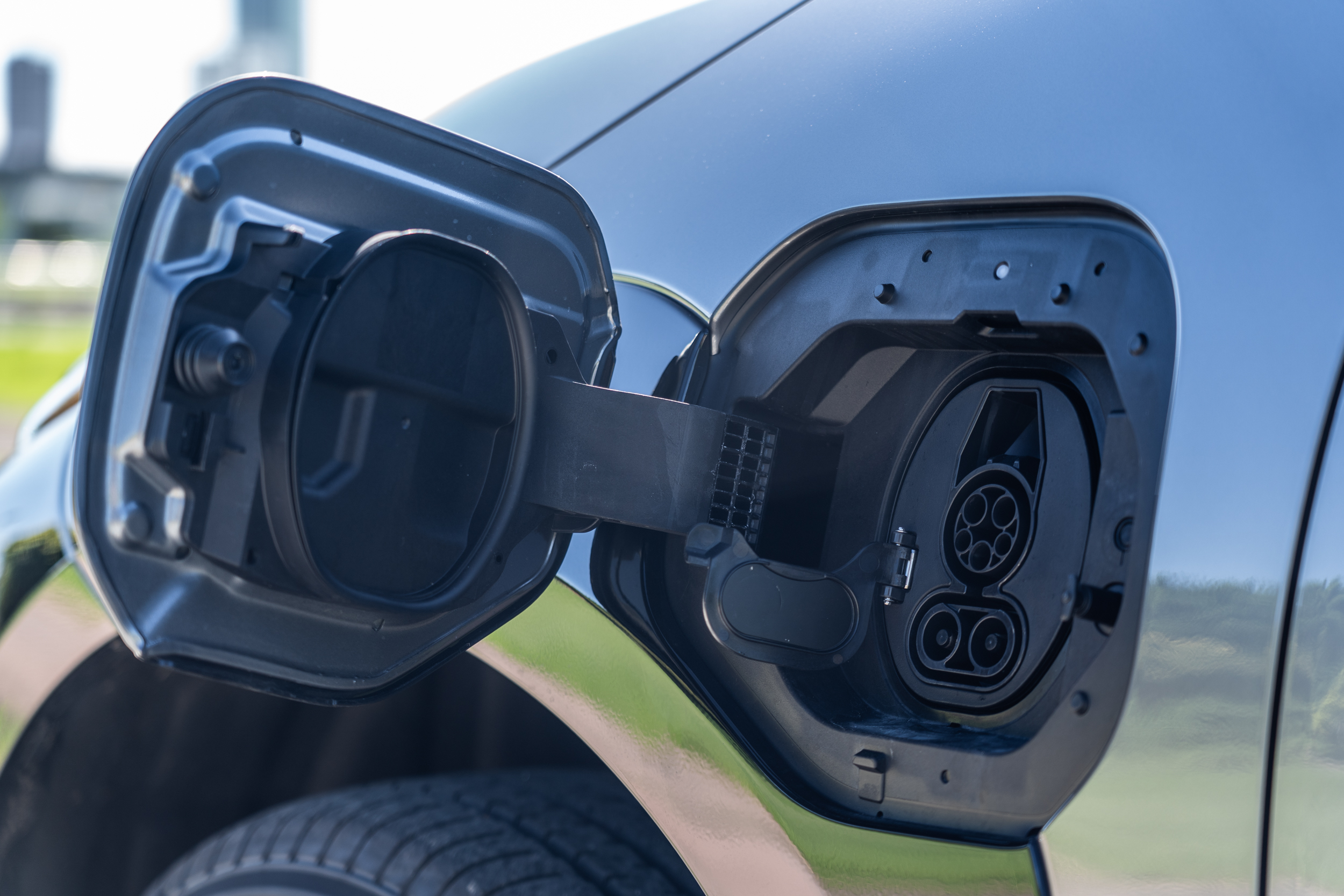 充電系統快充規格為CCS1，慢充規格則持續適用SAE J1772。