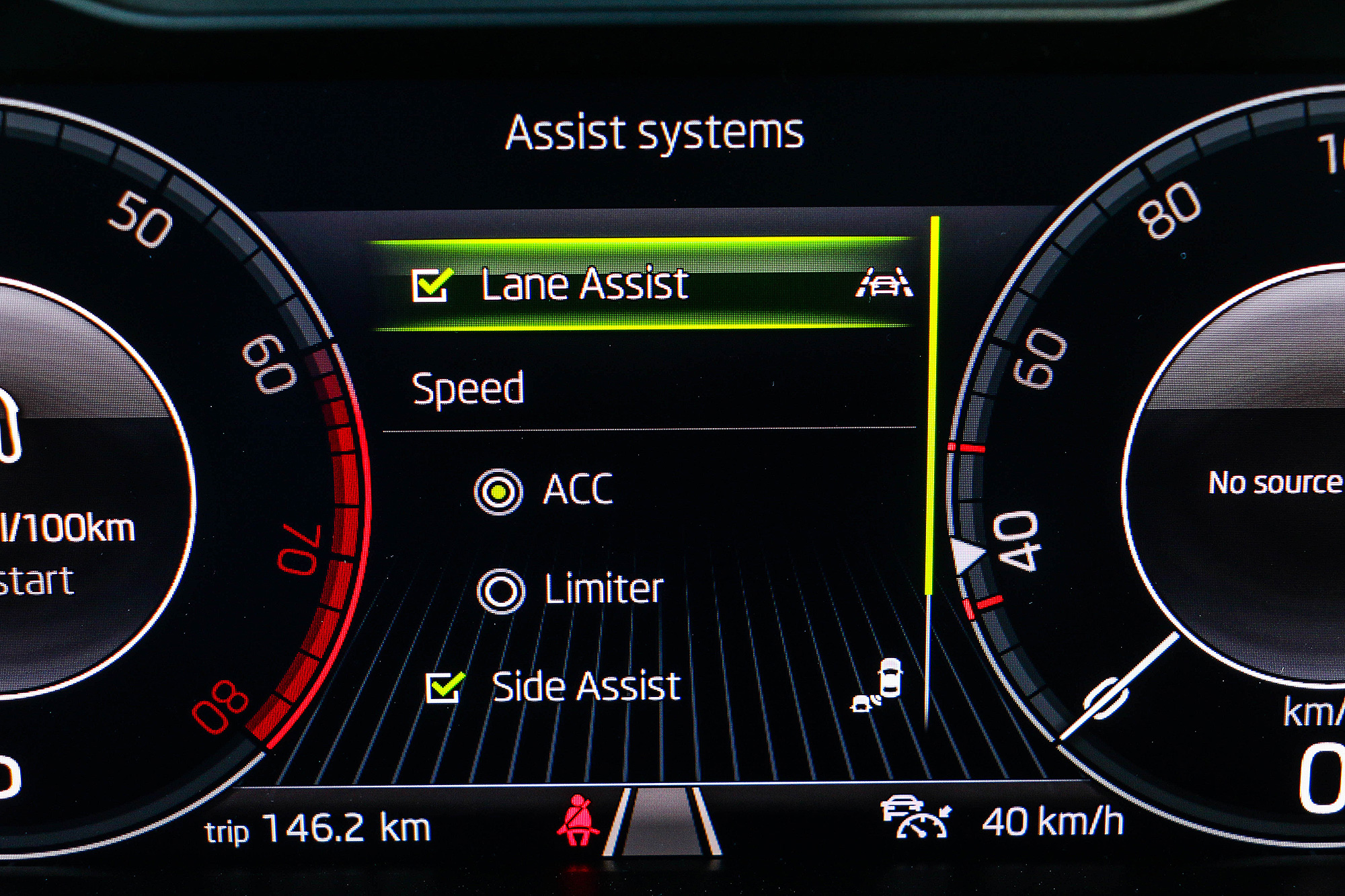 Lane Assist 系統若維持開啟，時速達 60km/h 就會自動啟用。