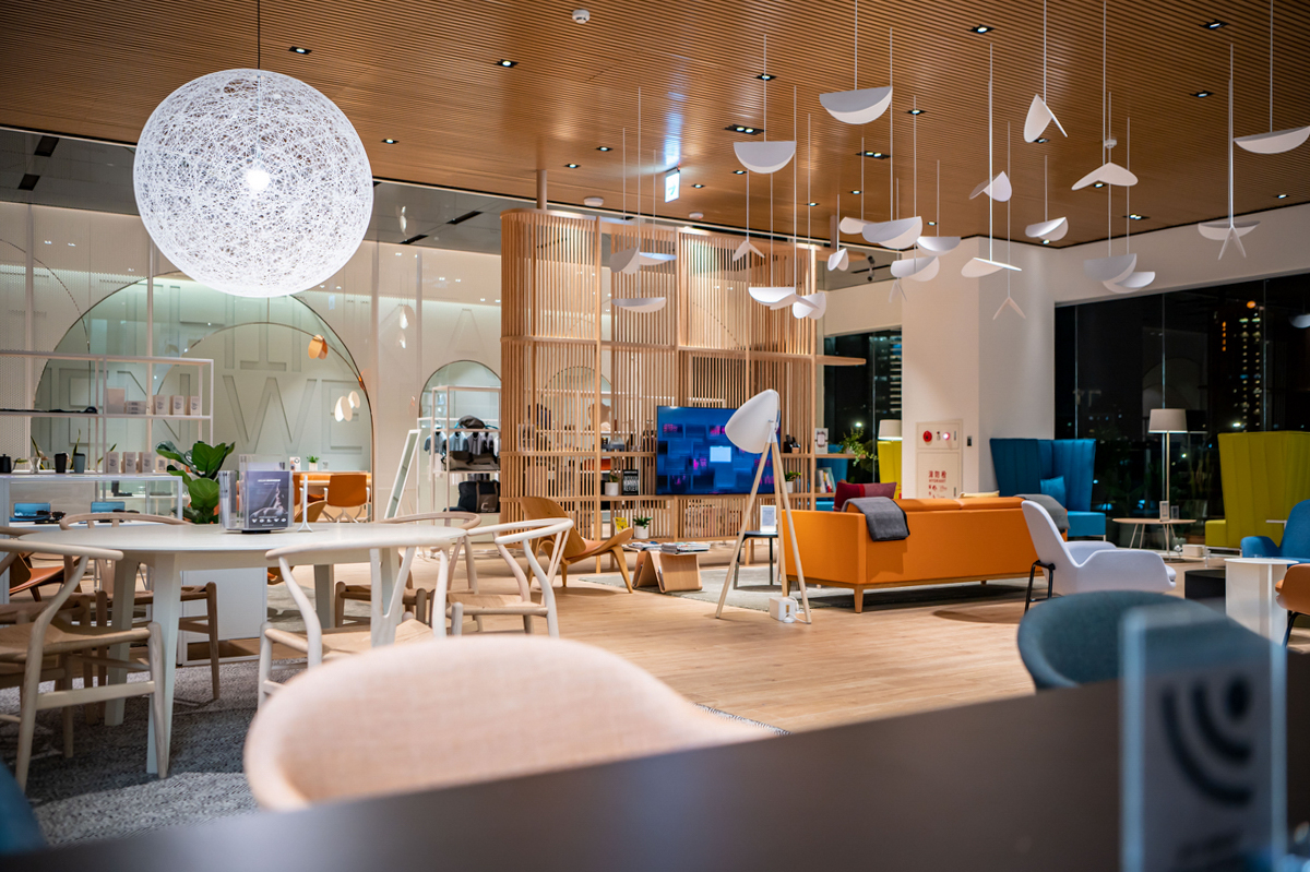 客休空間以白色片狀飛鳥垂墜裝飾,隱喻空間的趣味與豐富性,同時彰顯 VOLVO 對於鄰近關渡平原自然生態的尊重,呼應整棟建物永續性和綠色環保的設計核心。