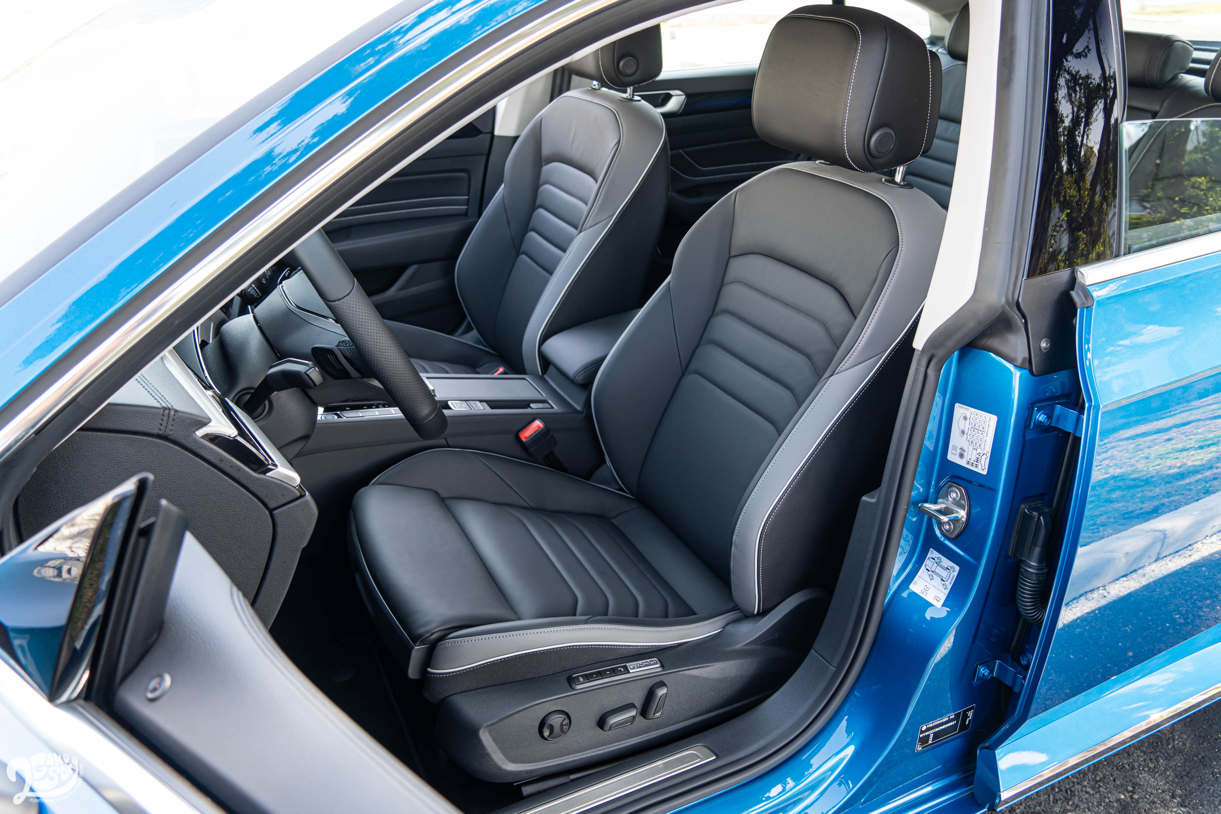 配備 Nappa 舒適真皮座椅，前後座都具備加熱功能，駕駛座並有按摩設計。