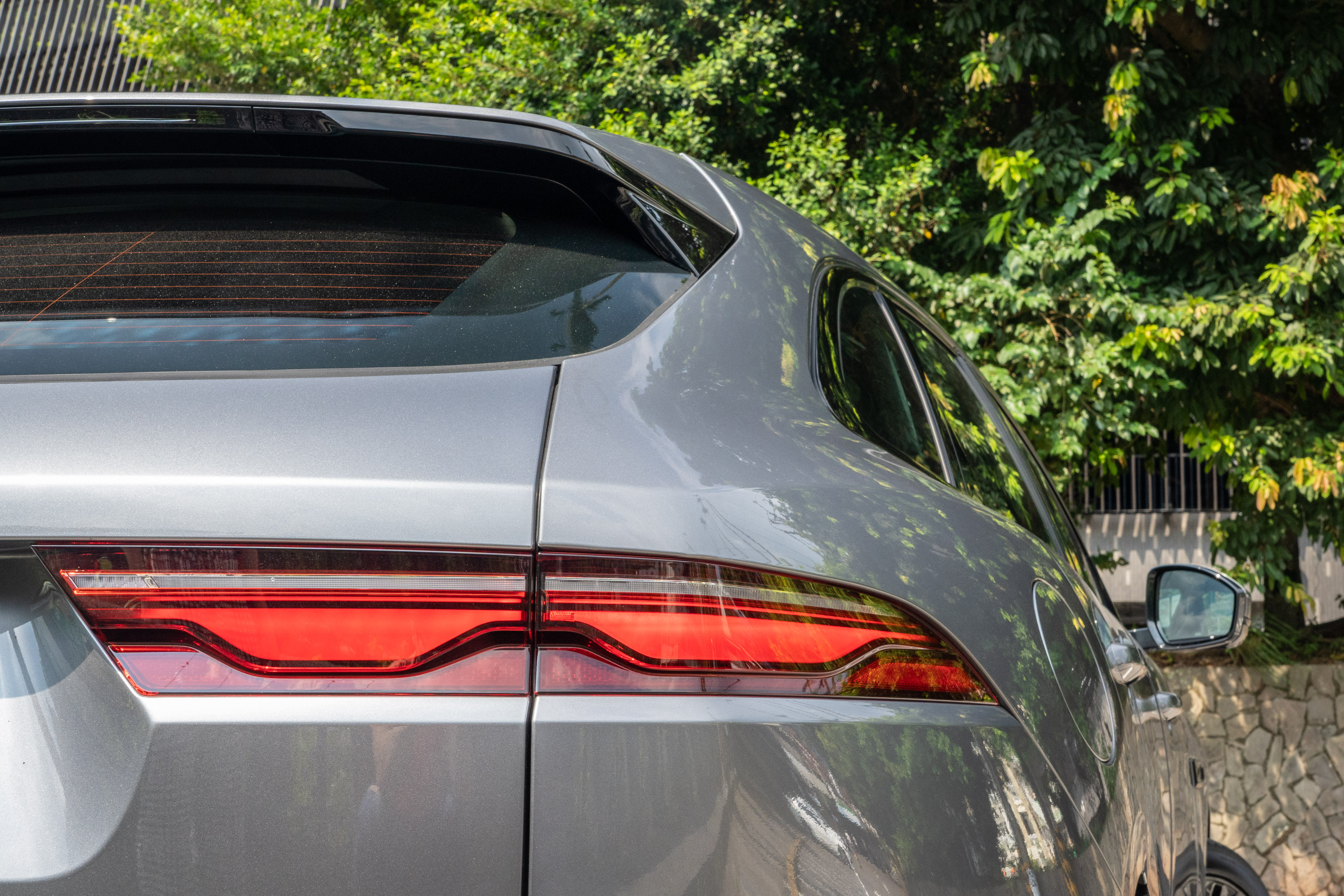 如賽道減速彎銳利的尾燈燈型