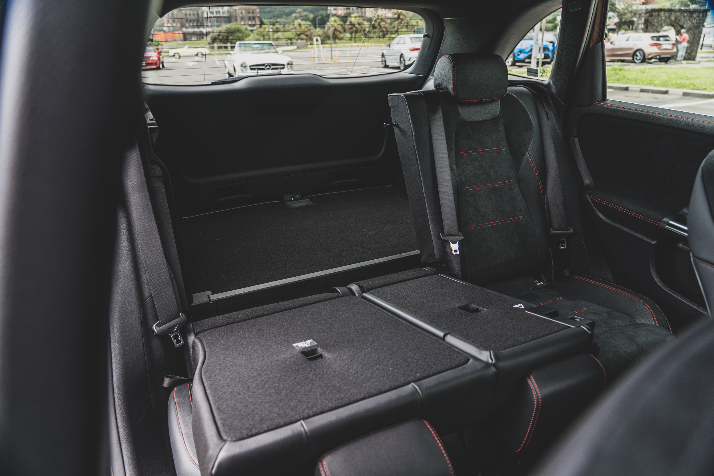 置物機能的座椅傾倒機制,三款車都一樣。