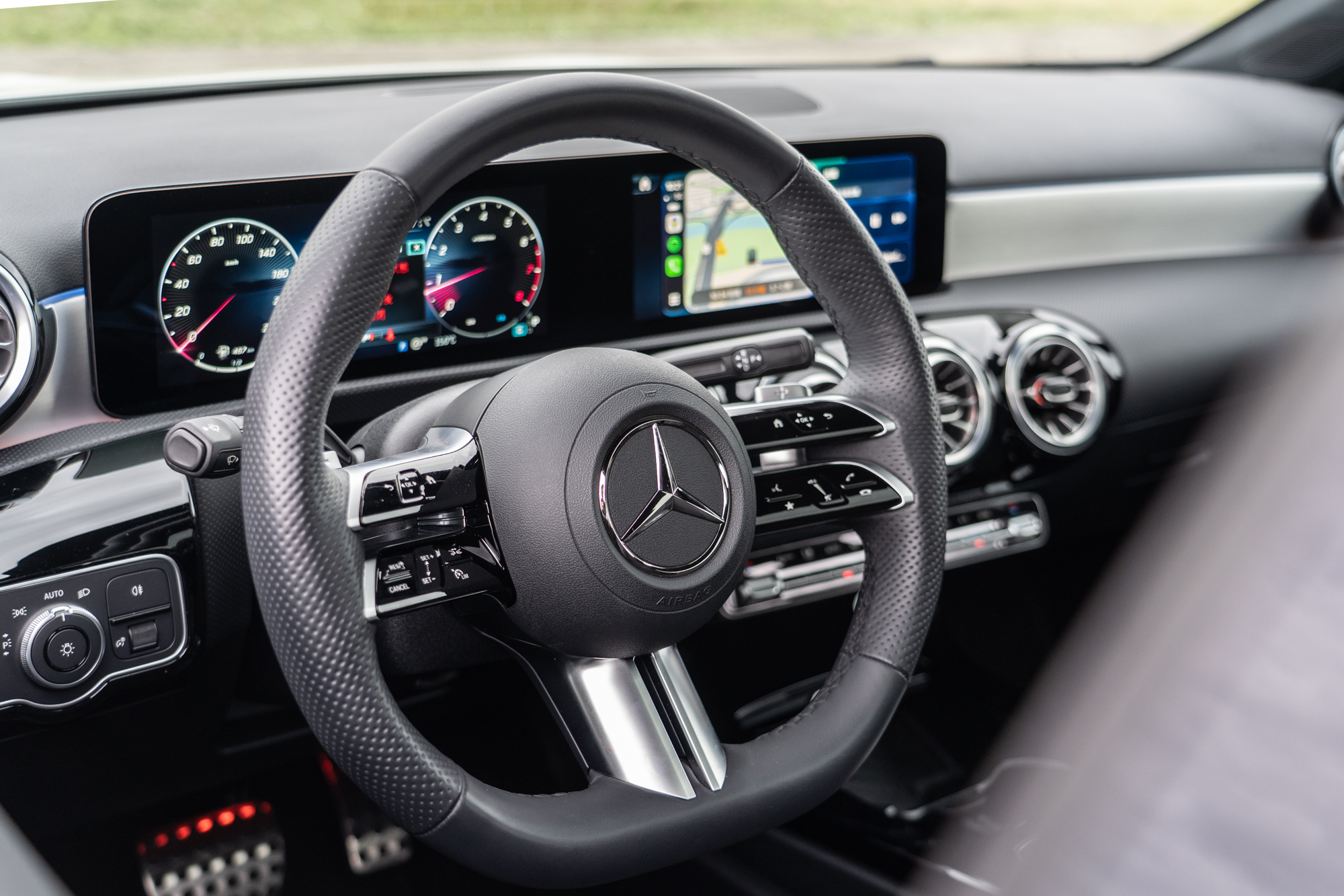 配備多功能Nappa真皮平底跑車方向盤。