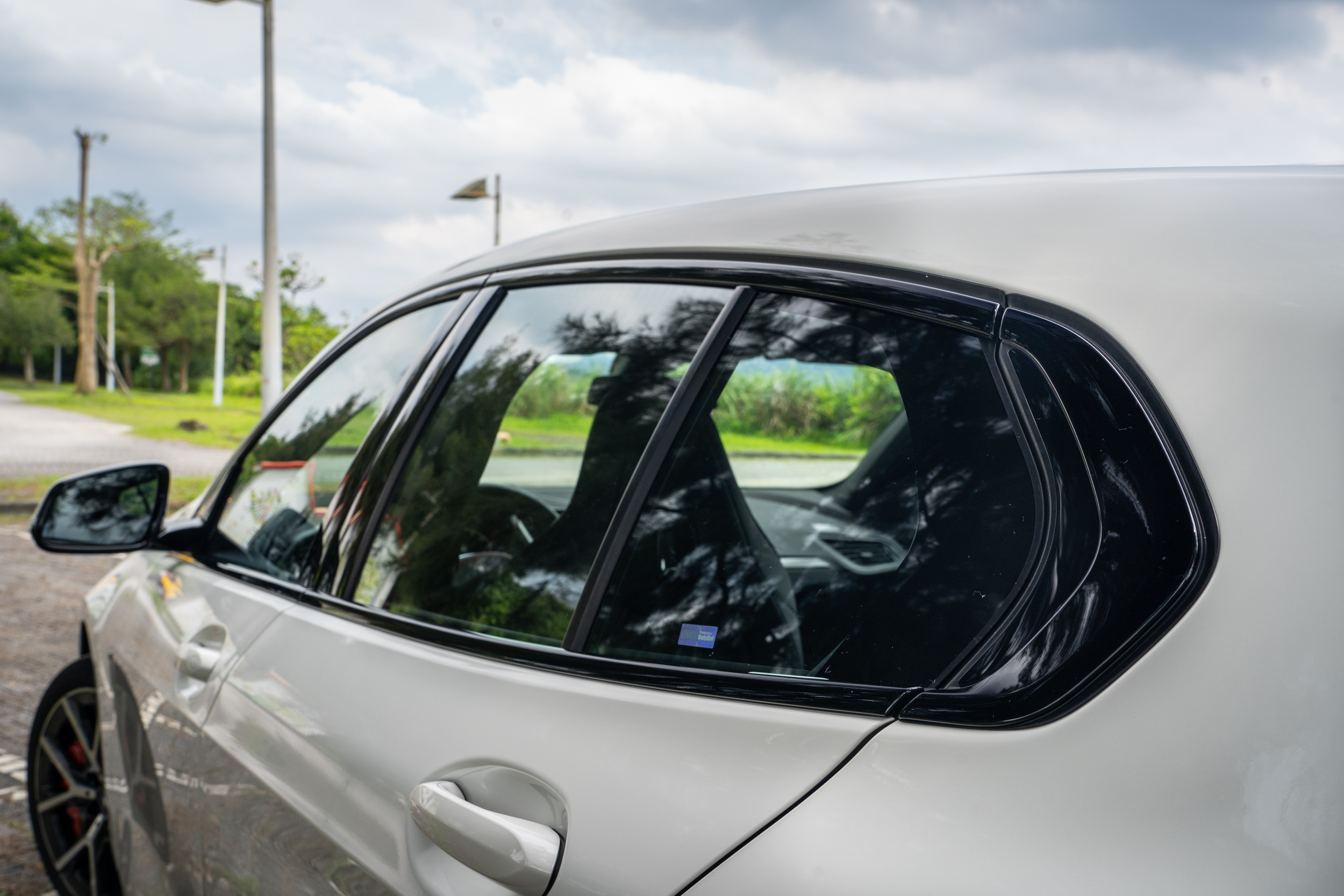 128ti 採用黑色高光澤窗框。