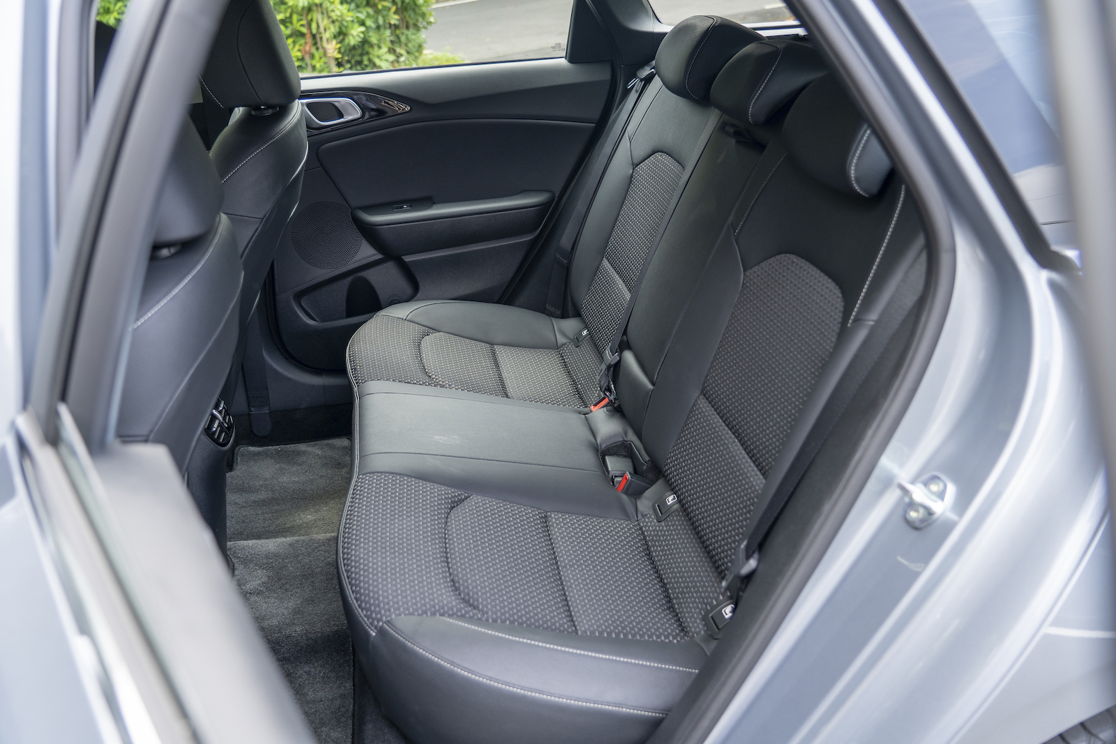 後座中央底版的鼓起體積相對小的多,這也代表著就算後座是三人滿載的狀態下,中間的乘客還是能坐得相當舒適快意。