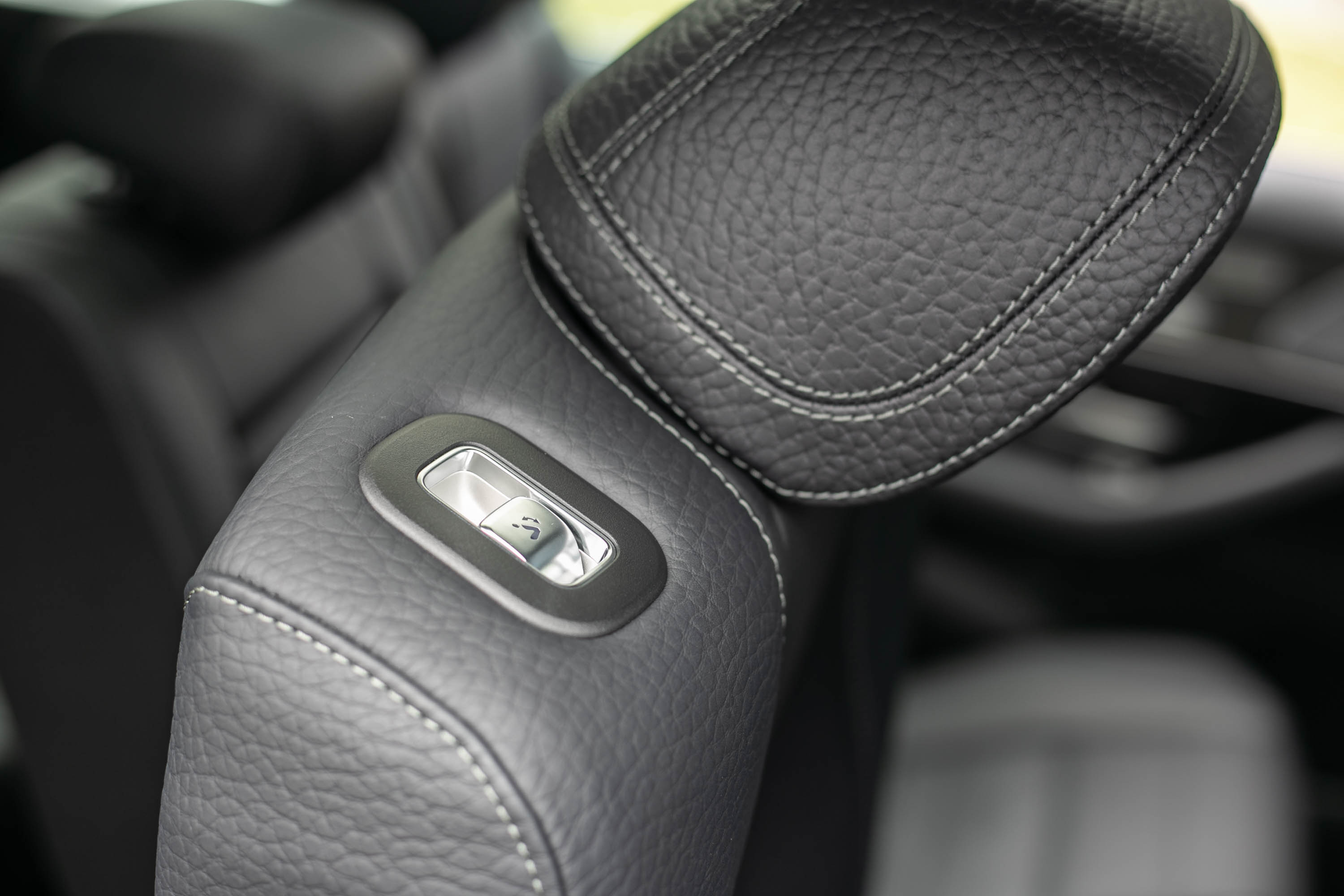 第二排座椅快速調整機制,方便第三排乘客進出。