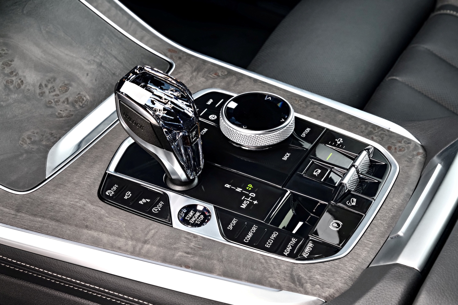 全新世代 BMW X5 配備頂級水晶中控套件。