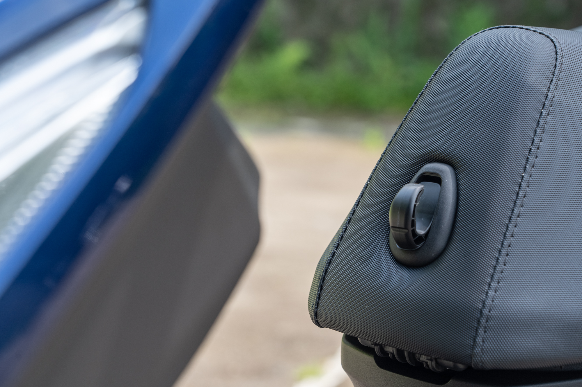 坐墊前方有另一隱藏式掛勾。