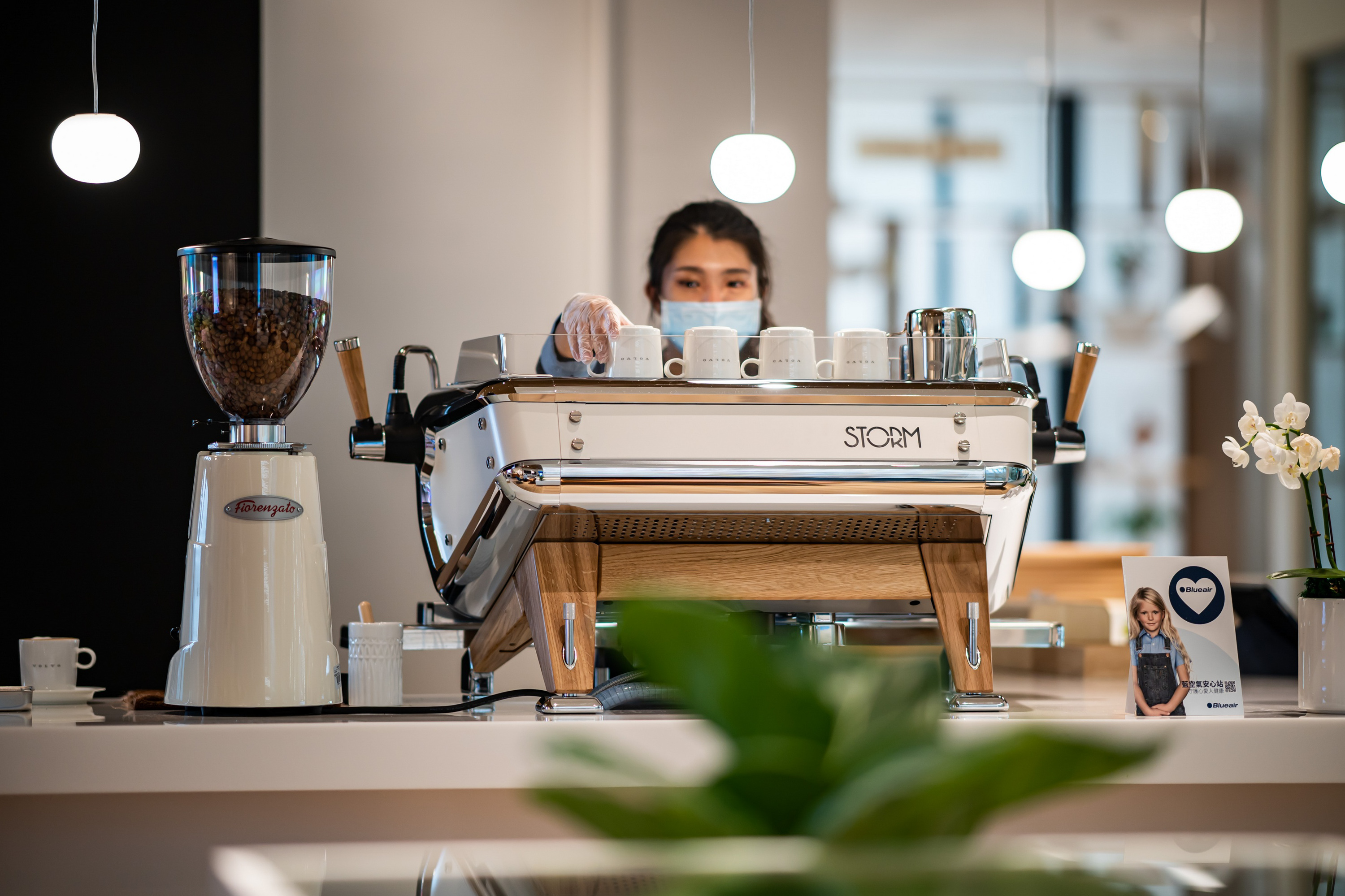 二樓吧台區導入義大利品牌 Astoria Storm 頂級半自動咖啡機。