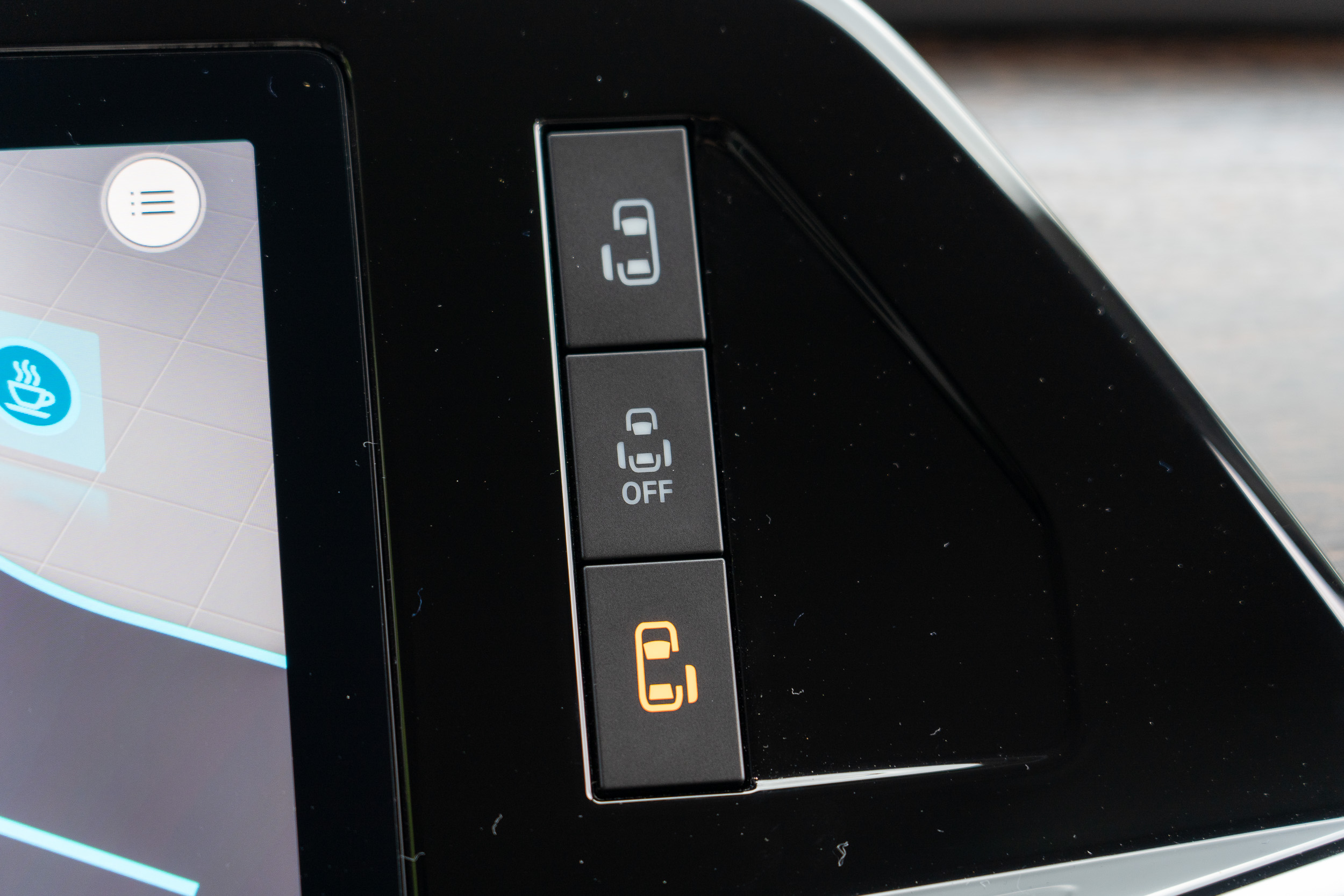 從中控台控制鍵可針對左右門進行電動啟閉。