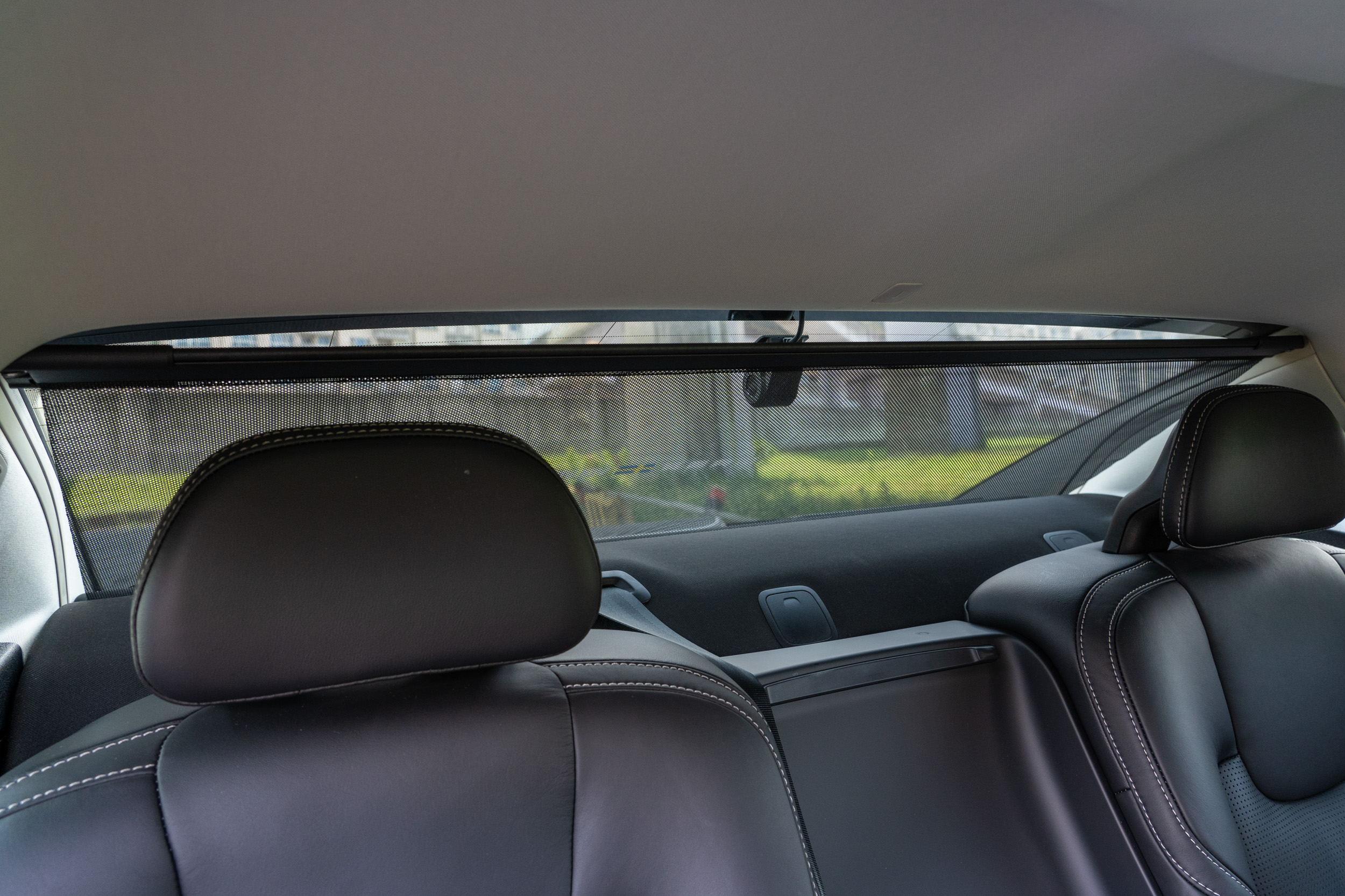 小改款 S90 全車系標配後擋風玻璃電動遮陽簾。