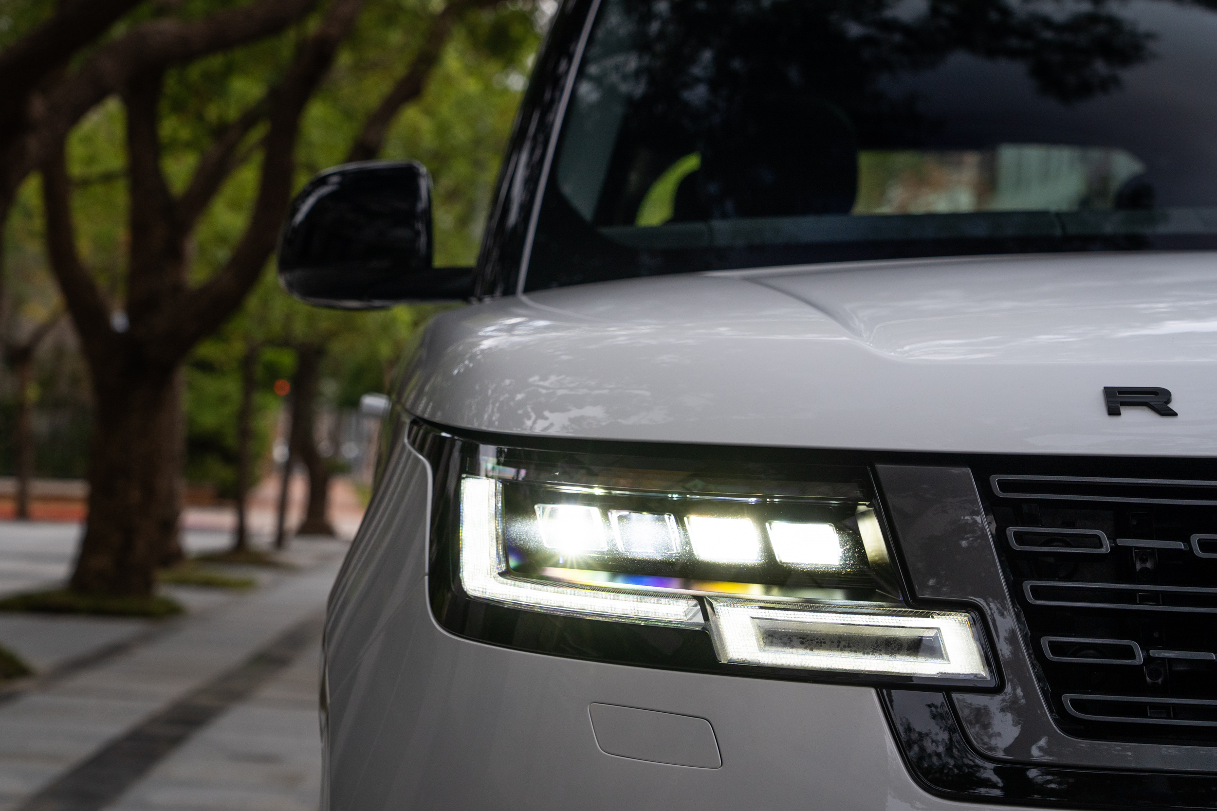 標配Pixel LED頭燈。