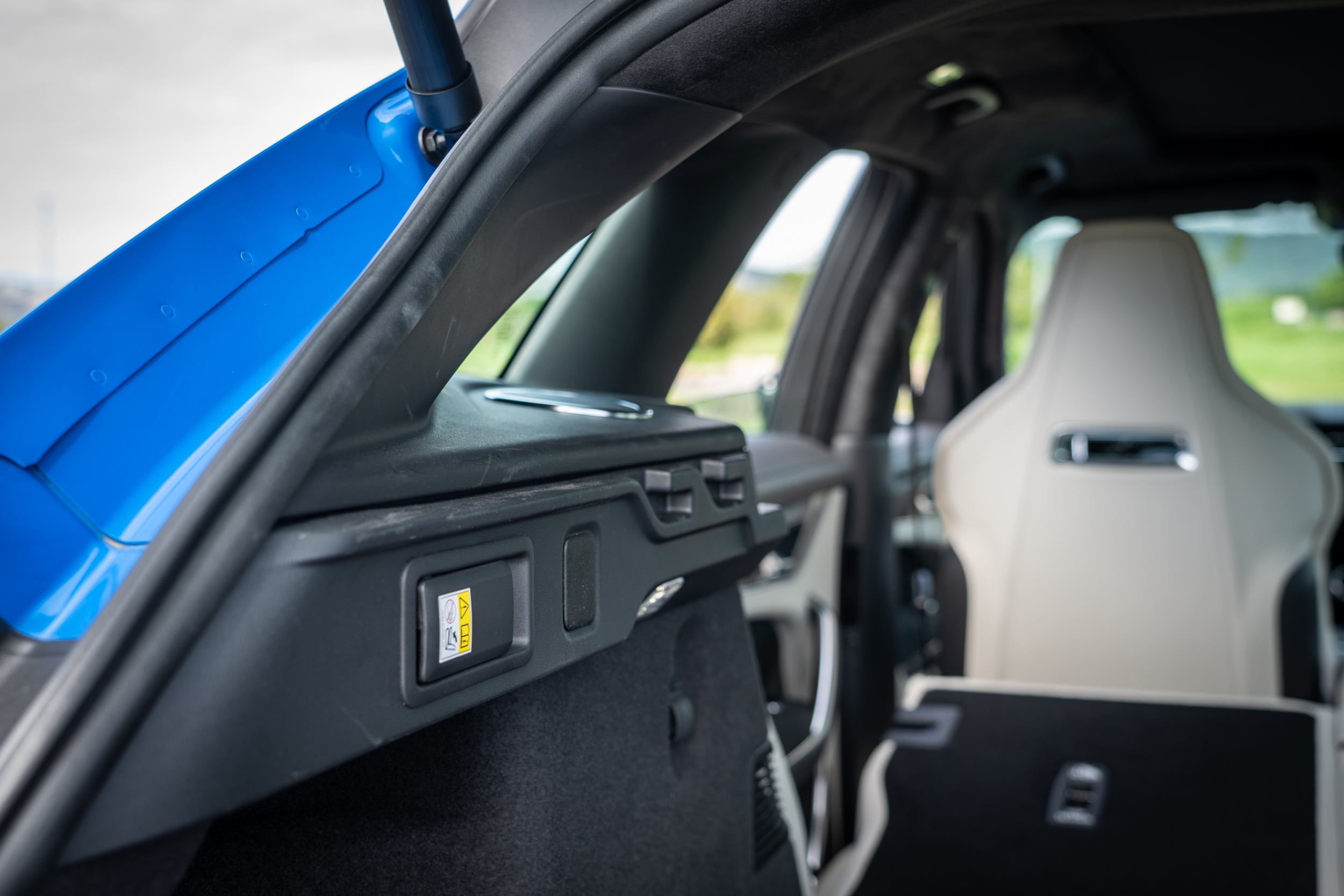 後廂兩側拉桿可直接傾倒後座椅背。