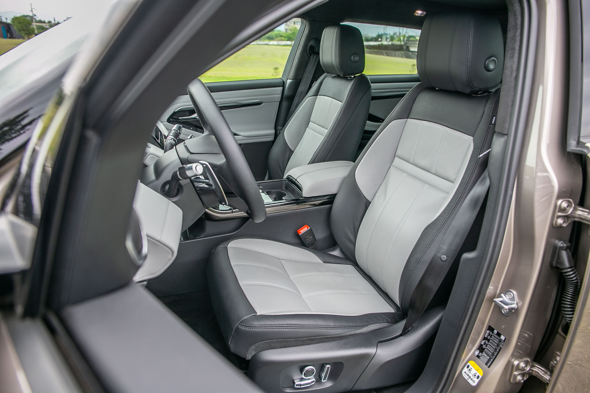 前座皆為 12 向電動調整含電動腰靠功能,但僅有駕駛座有記憶功能。