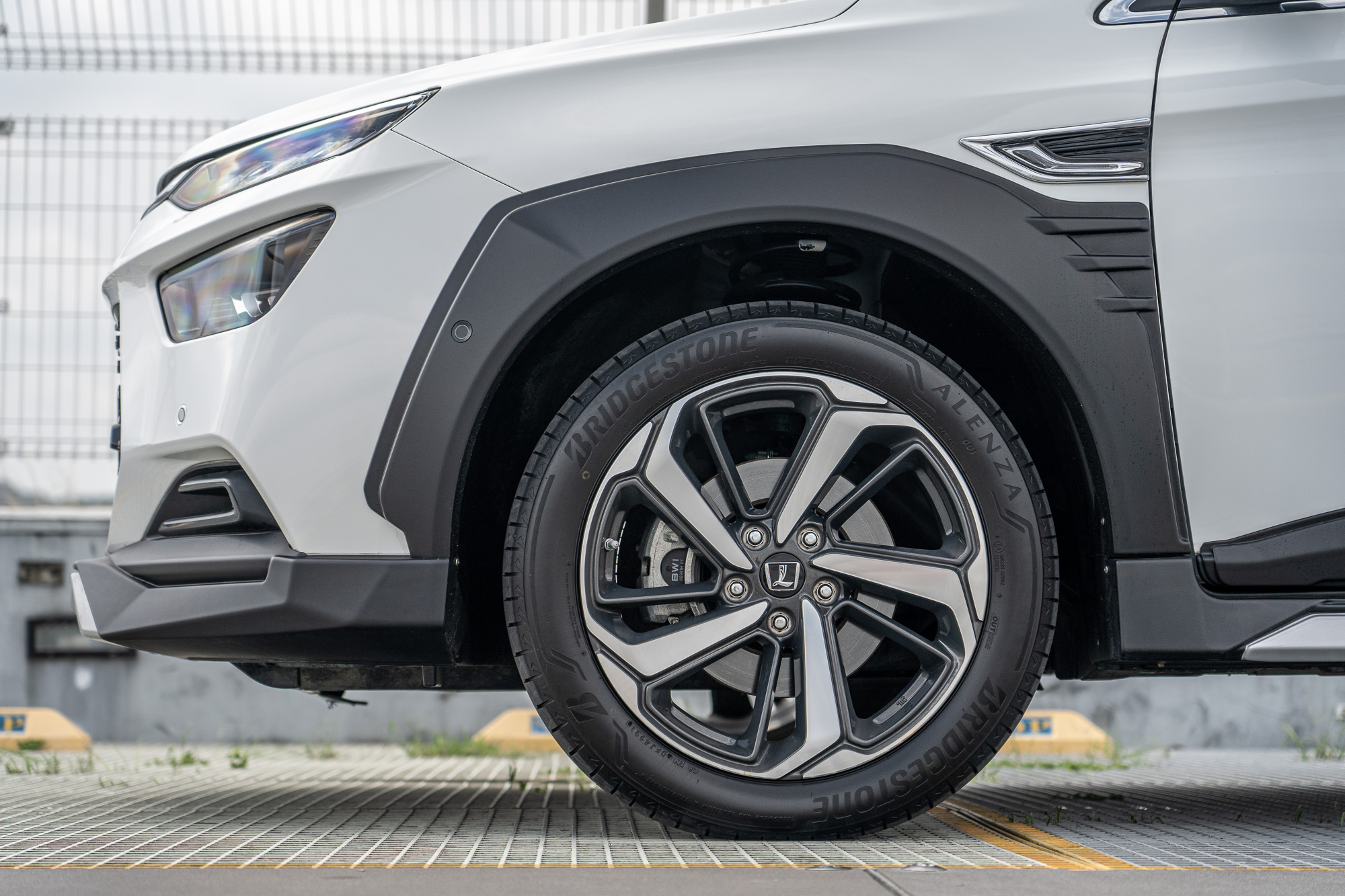 除了標配 18 吋鋁合金輪圈,輪拱也同步因應 WildFun 身份而設定為多邊幾何造型。